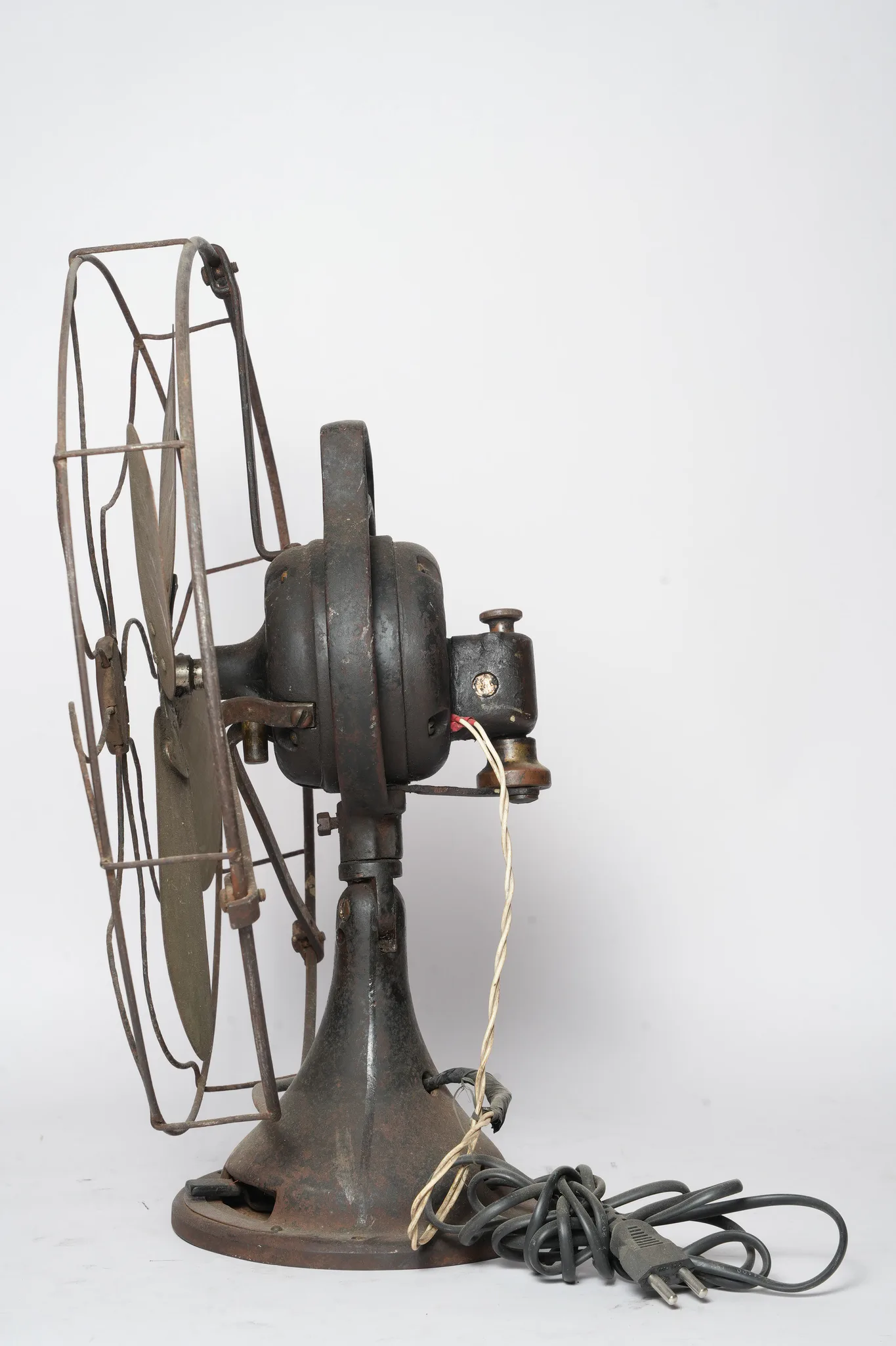 General Electric Brass Blade Electric Desk Fan — photograph 6