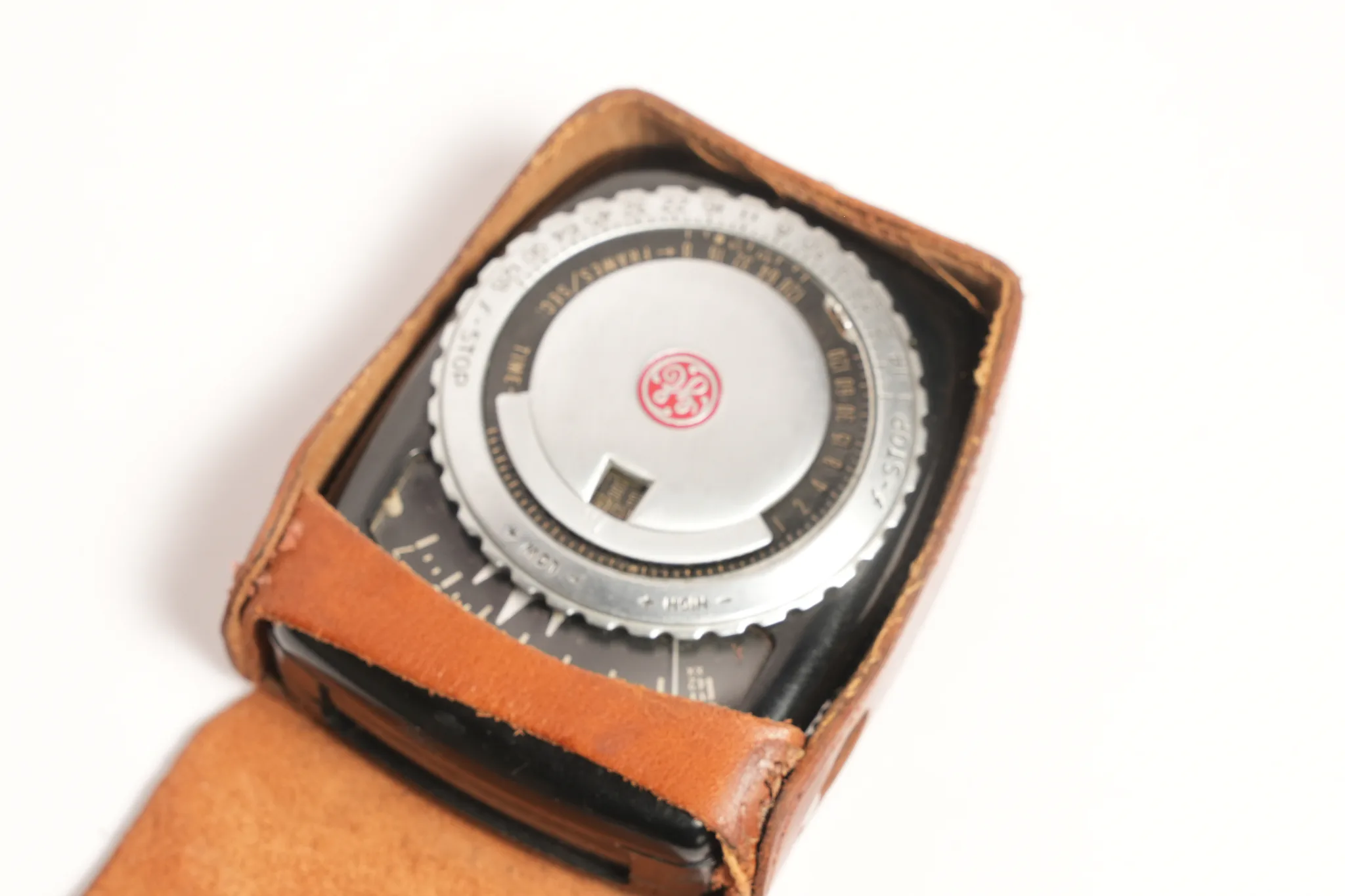 General Electric DW-58 Exposure Meter — General Electric: a tangible chapter of the analog era.