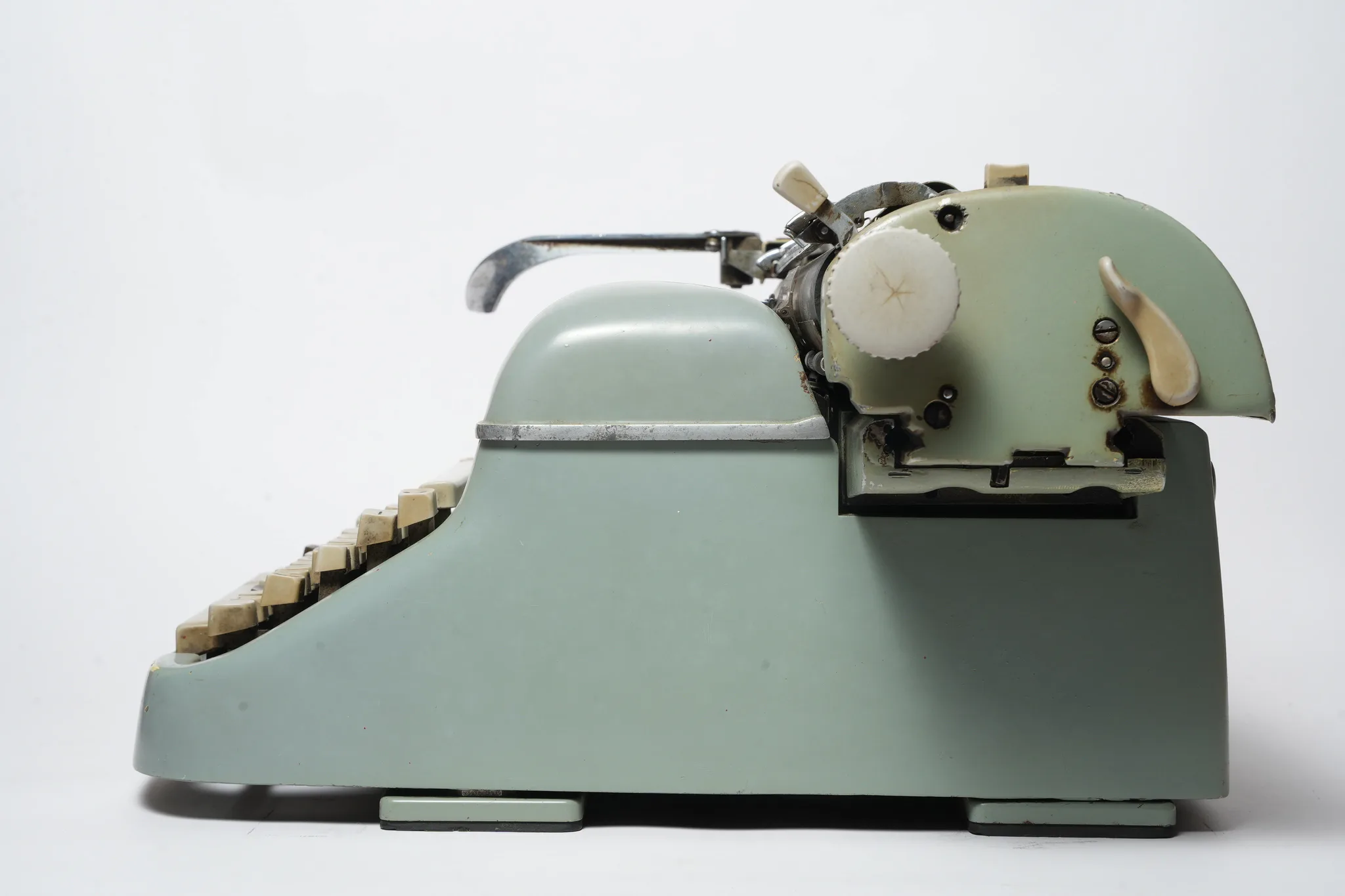 Godrej Standard Desktop Manual Typewriter — photograph 3