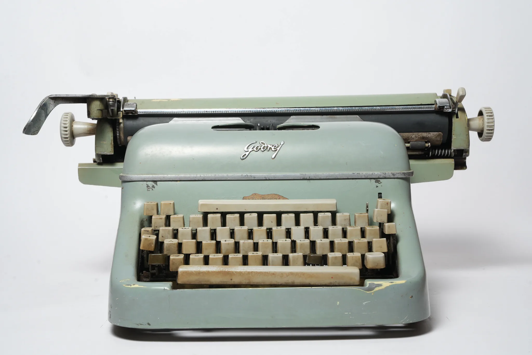 Godrej Standard Desktop Manual Typewriter — photograph 4