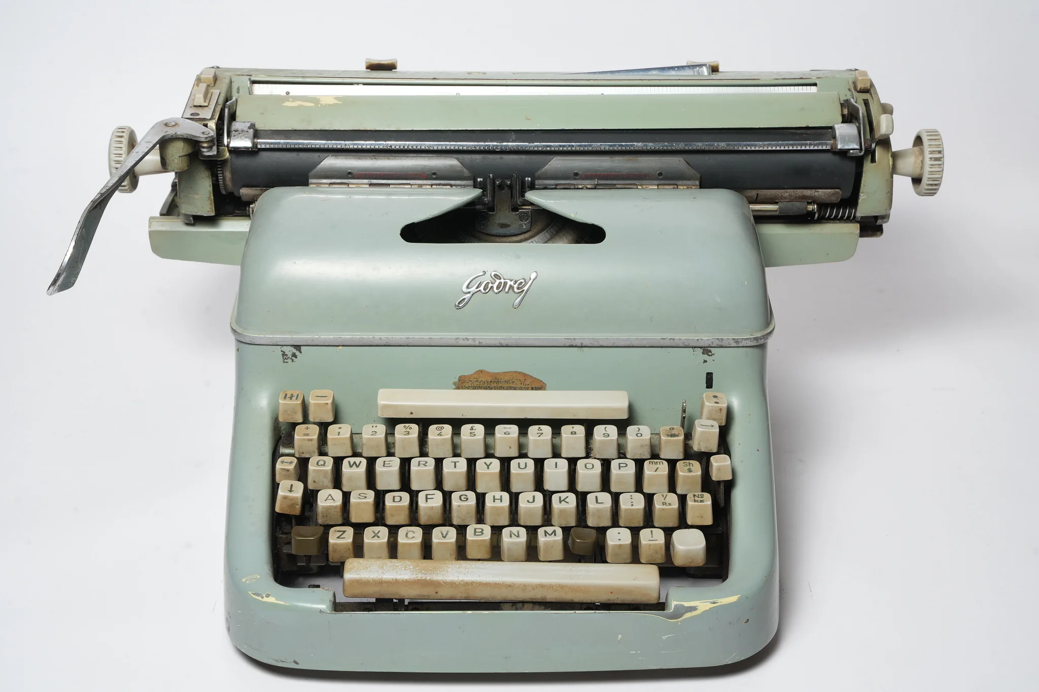 Godrej Standard Desktop Manual Typewriter — photograph 5