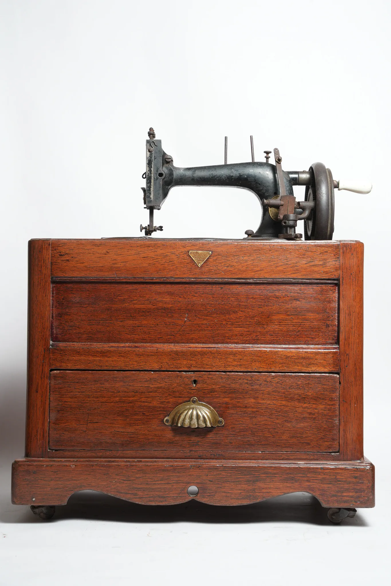 Gritzner Fiddle-Base Transverse Shuttle Sewing Machine — photograph 1