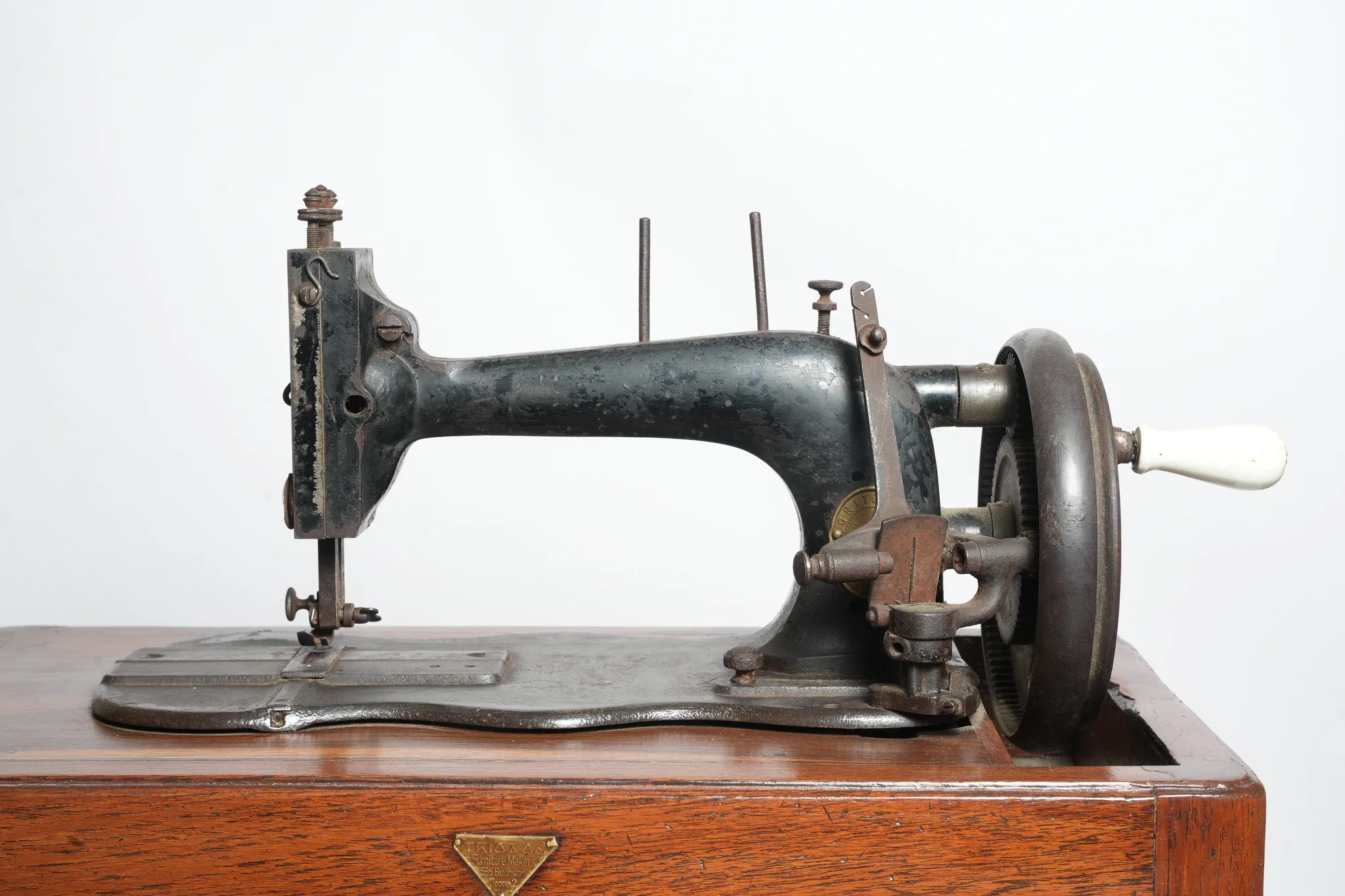Gritzner Fiddle-Base Transverse Shuttle Sewing Machine — photograph 2