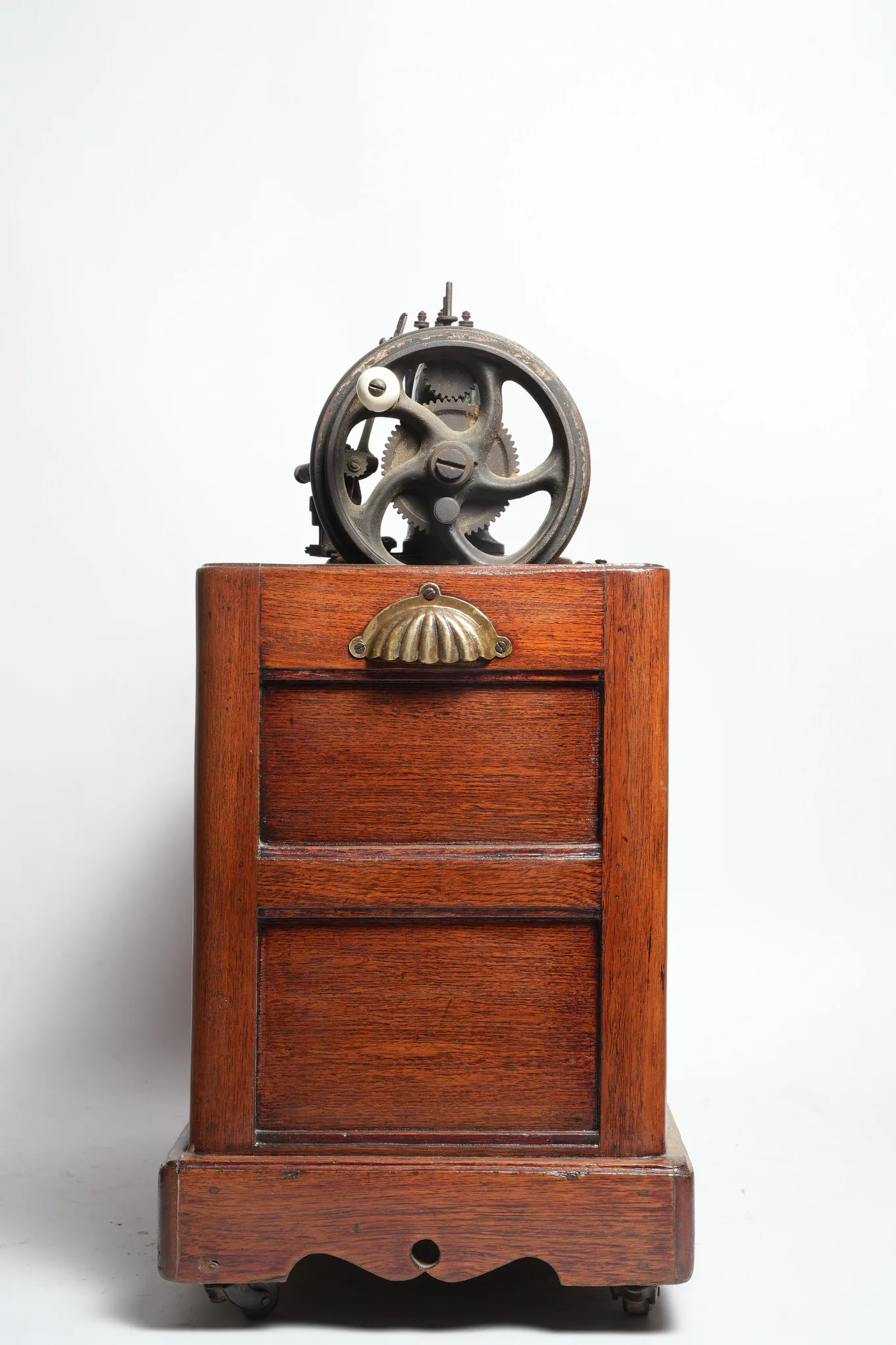 Gritzner Fiddle-Base Transverse Shuttle Sewing Machine — photograph 3