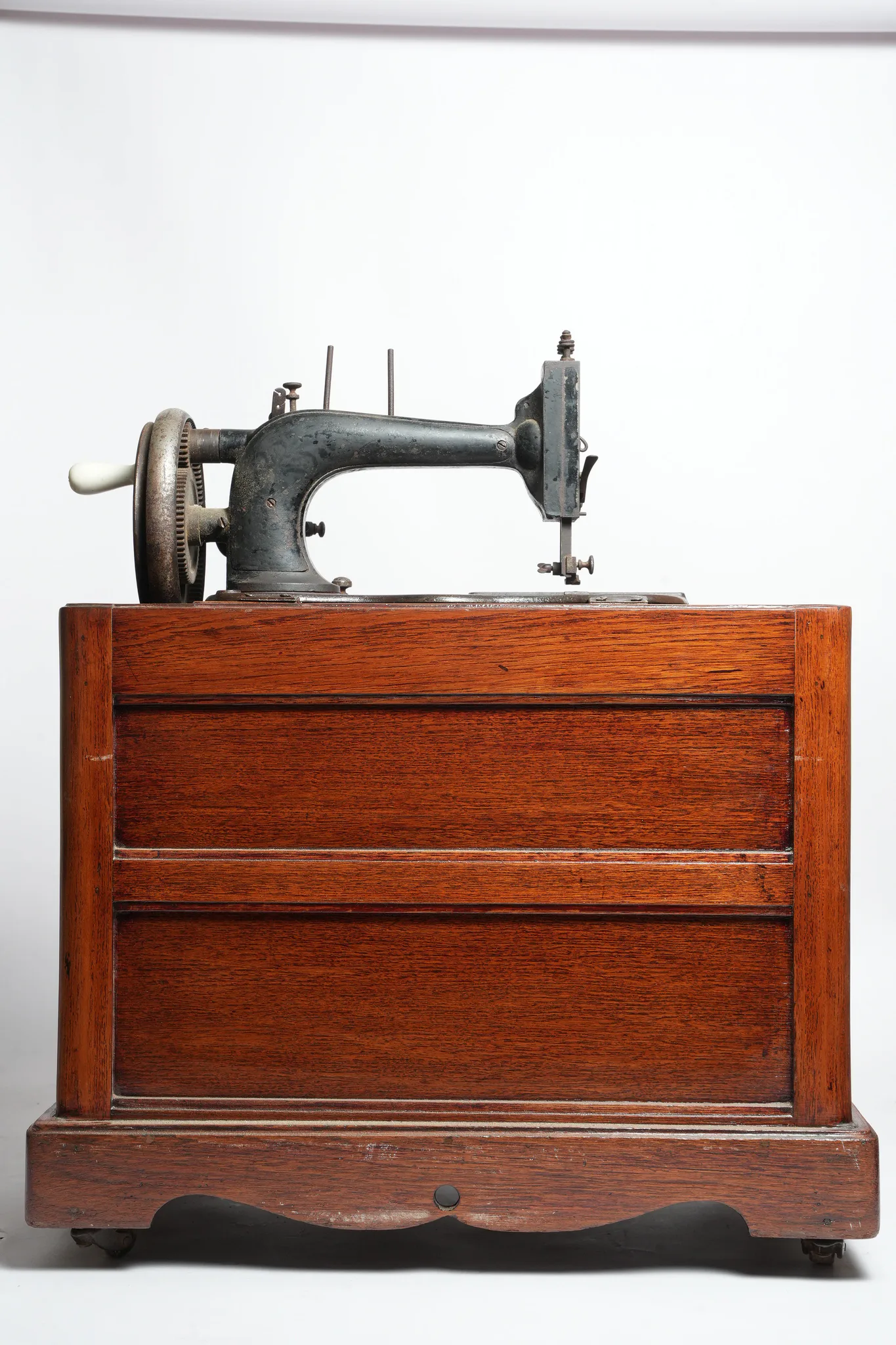 Gritzner Fiddle-Base Transverse Shuttle Sewing Machine — photograph 5