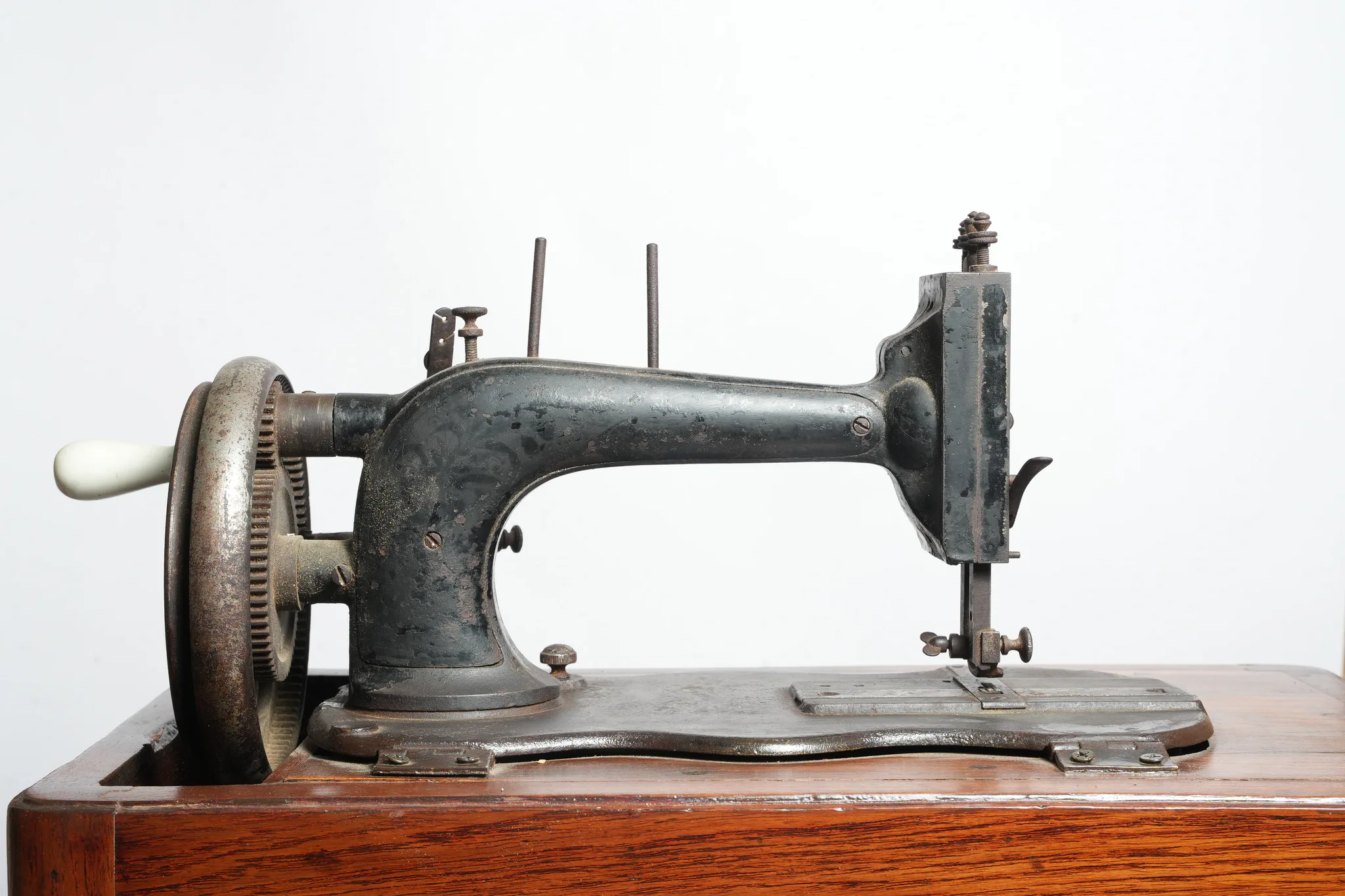 Gritzner Fiddle-Base Transverse Shuttle Sewing Machine — photograph 6