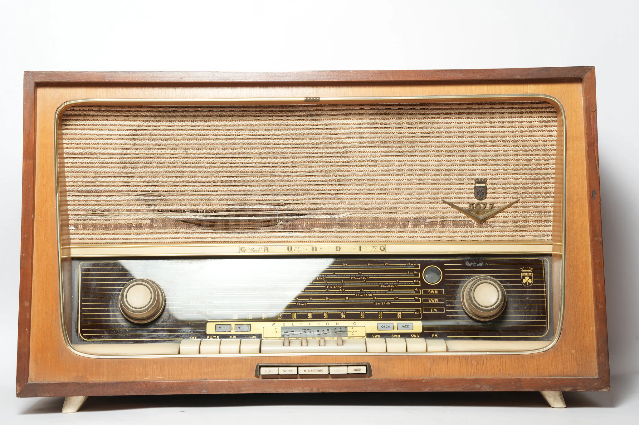 Grundig Type 5077 WE Tube Radio — photograph 3