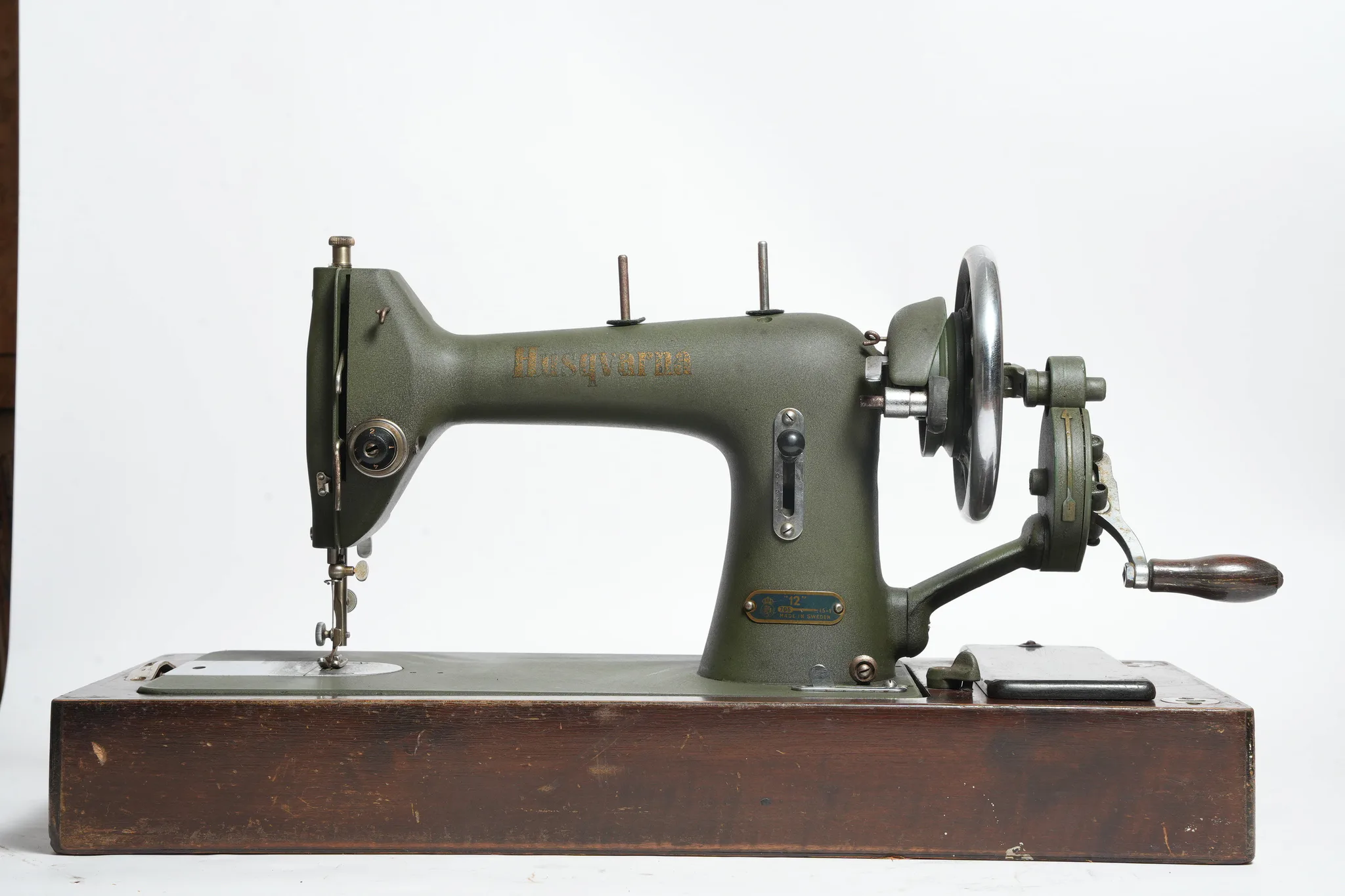 Husqvarna Class 12 Hand-Crank Sewing Machine — photograph 1