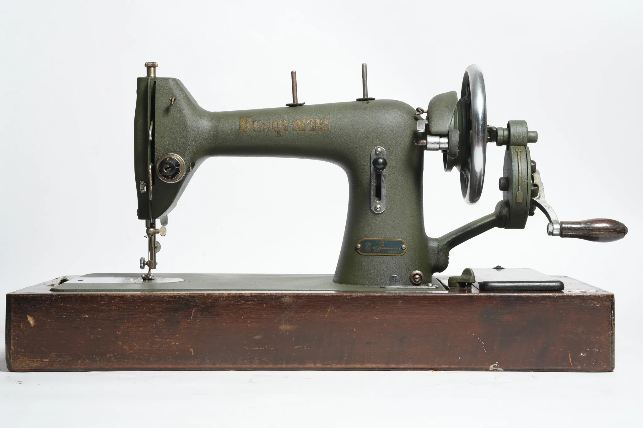 Husqvarna Class 12 Hand-Crank Sewing Machine — photograph 2