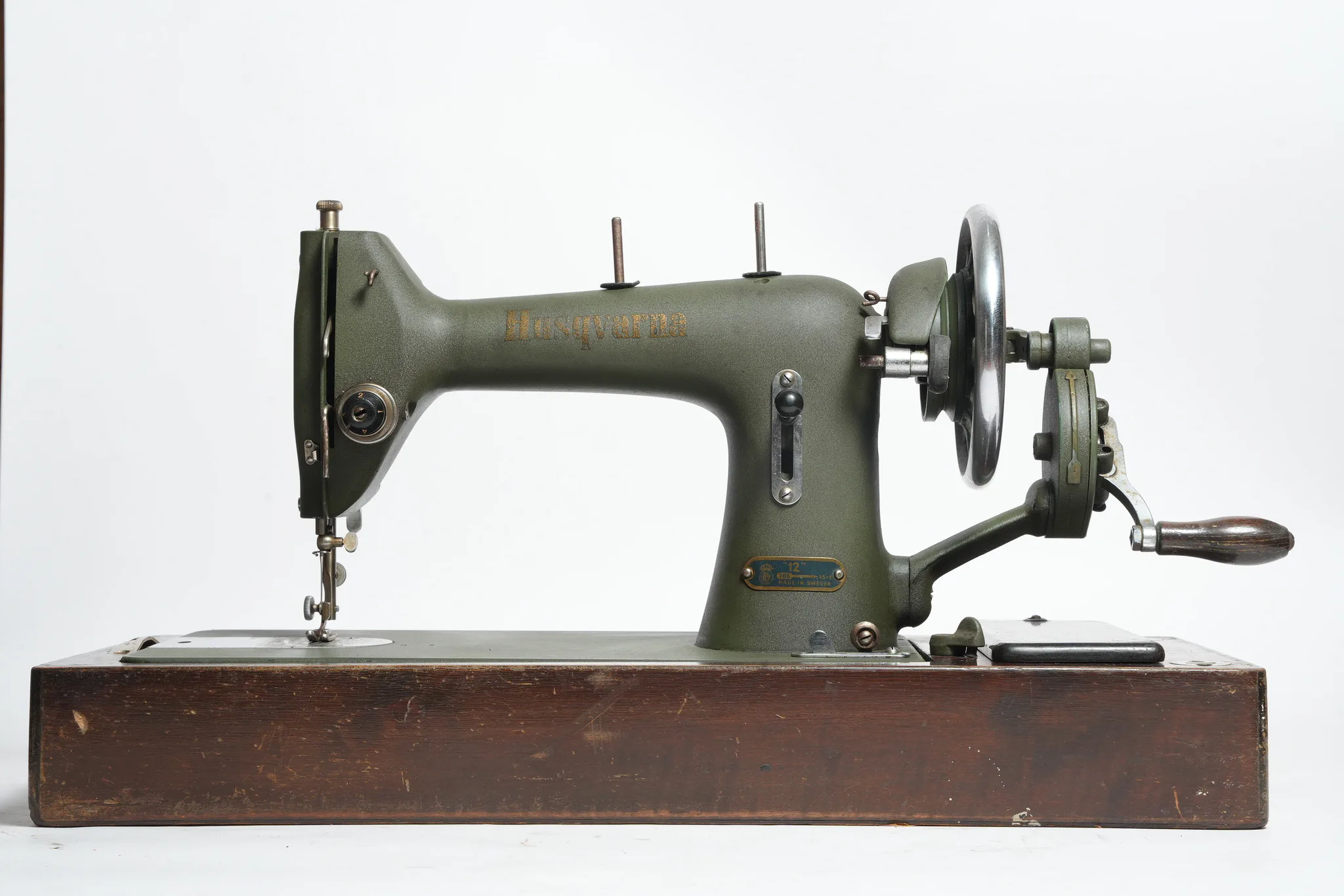 Husqvarna Class 12 Hand-Crank Sewing Machine — photograph 3