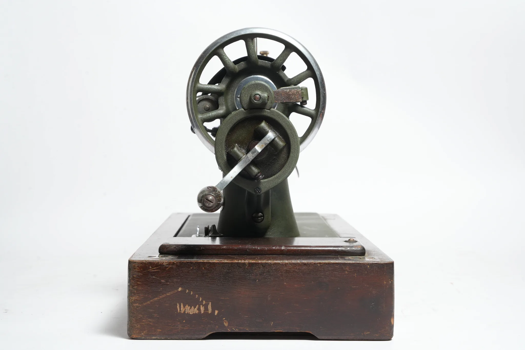Husqvarna Class 12 Hand-Crank Sewing Machine — photograph 4
