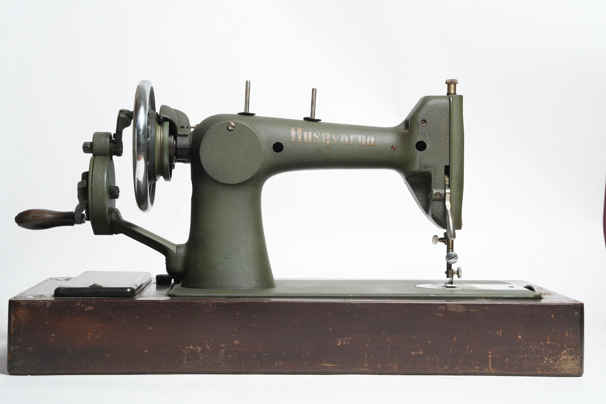 Husqvarna Class 12 Hand-Crank Sewing Machine — photograph 5