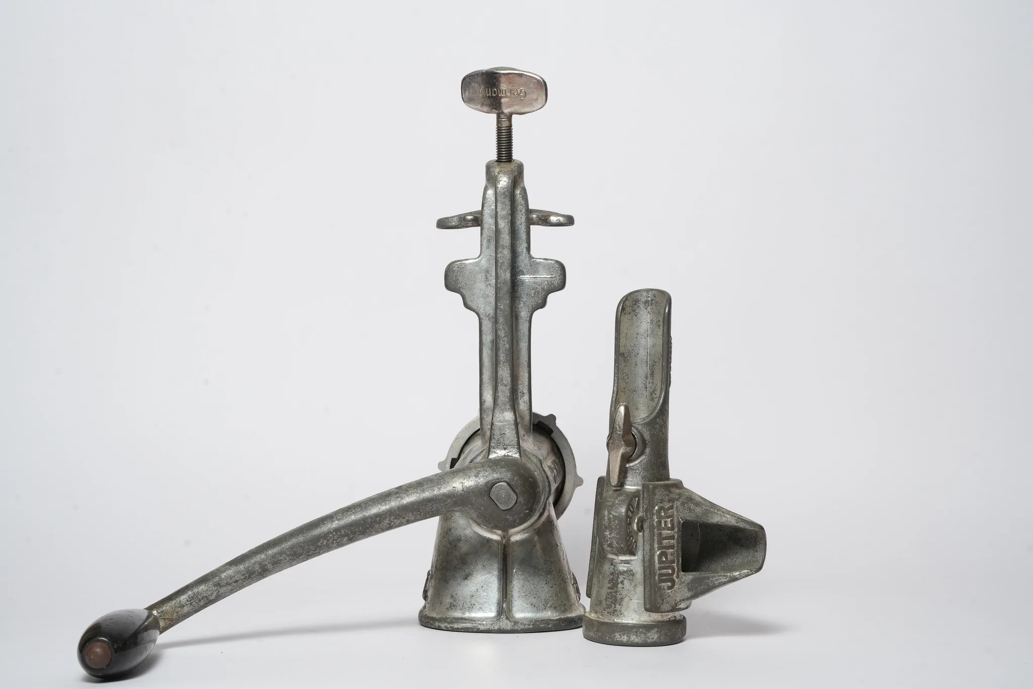 Jupiter Size 7½ Cast Metal Manual Meat Grinder — photograph 1