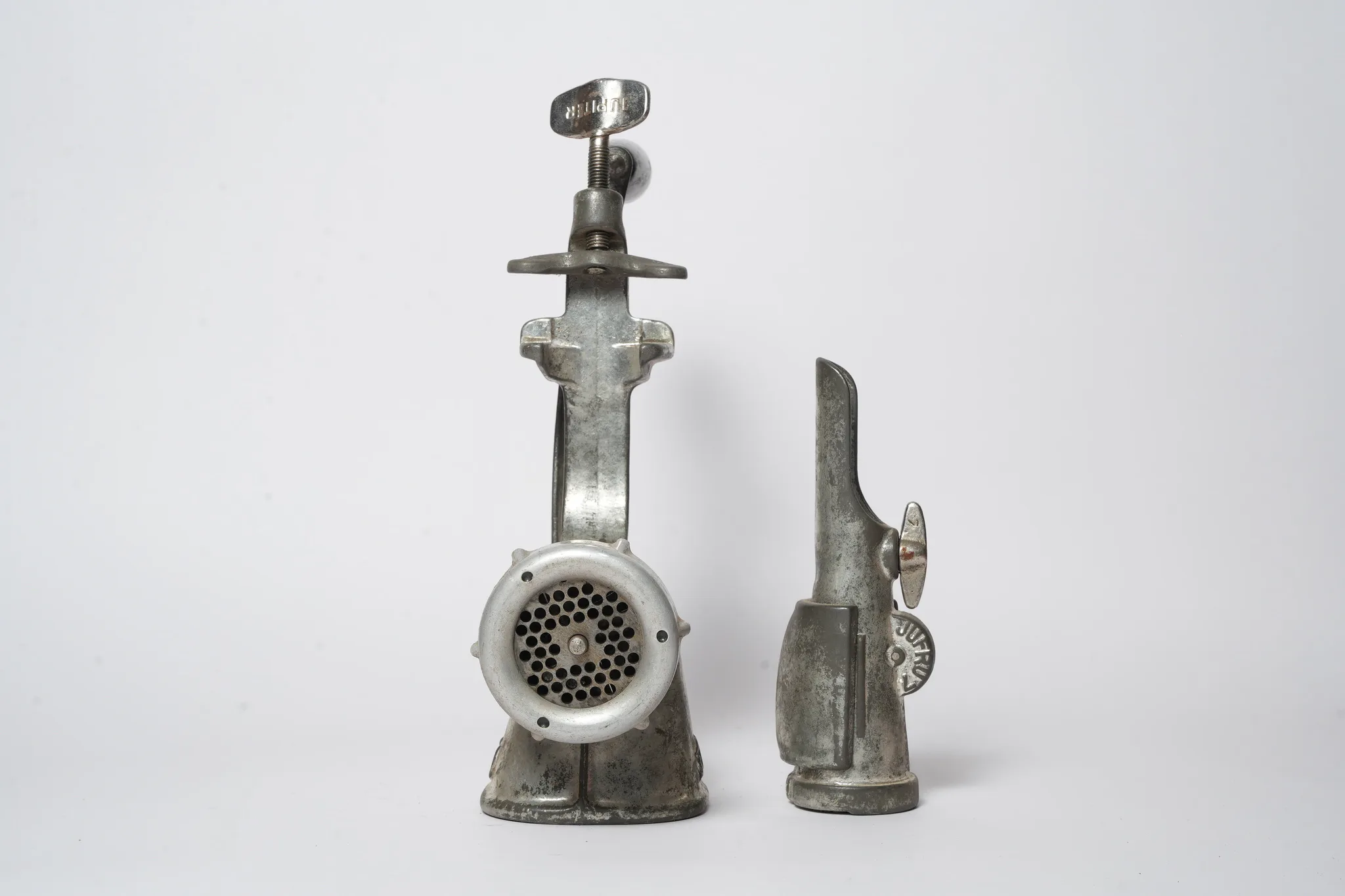Jupiter Size 7½ Cast Metal Manual Meat Grinder — photograph 3