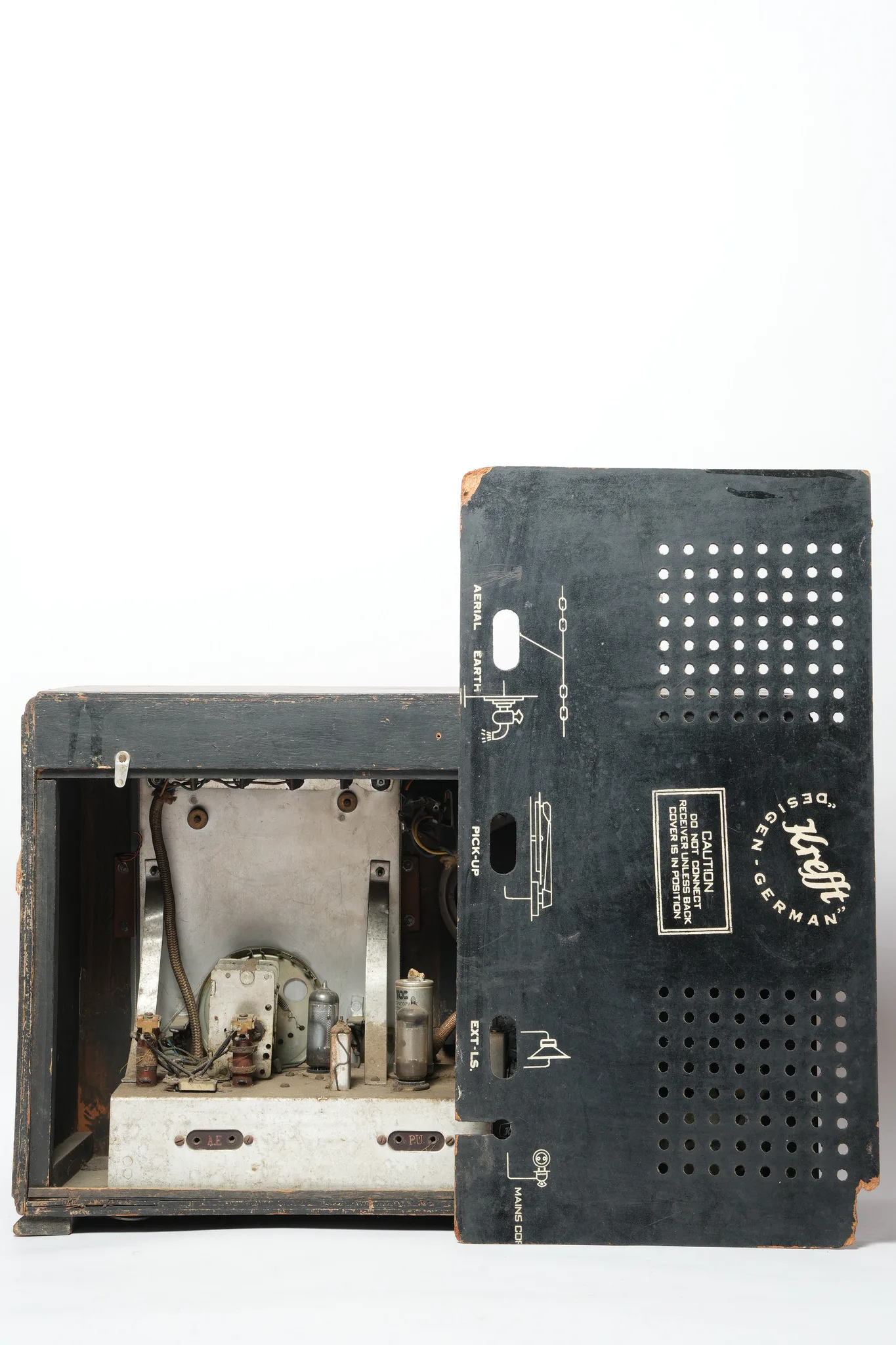 Krefft Model 5466 Tube Radio Chassis — photograph 3