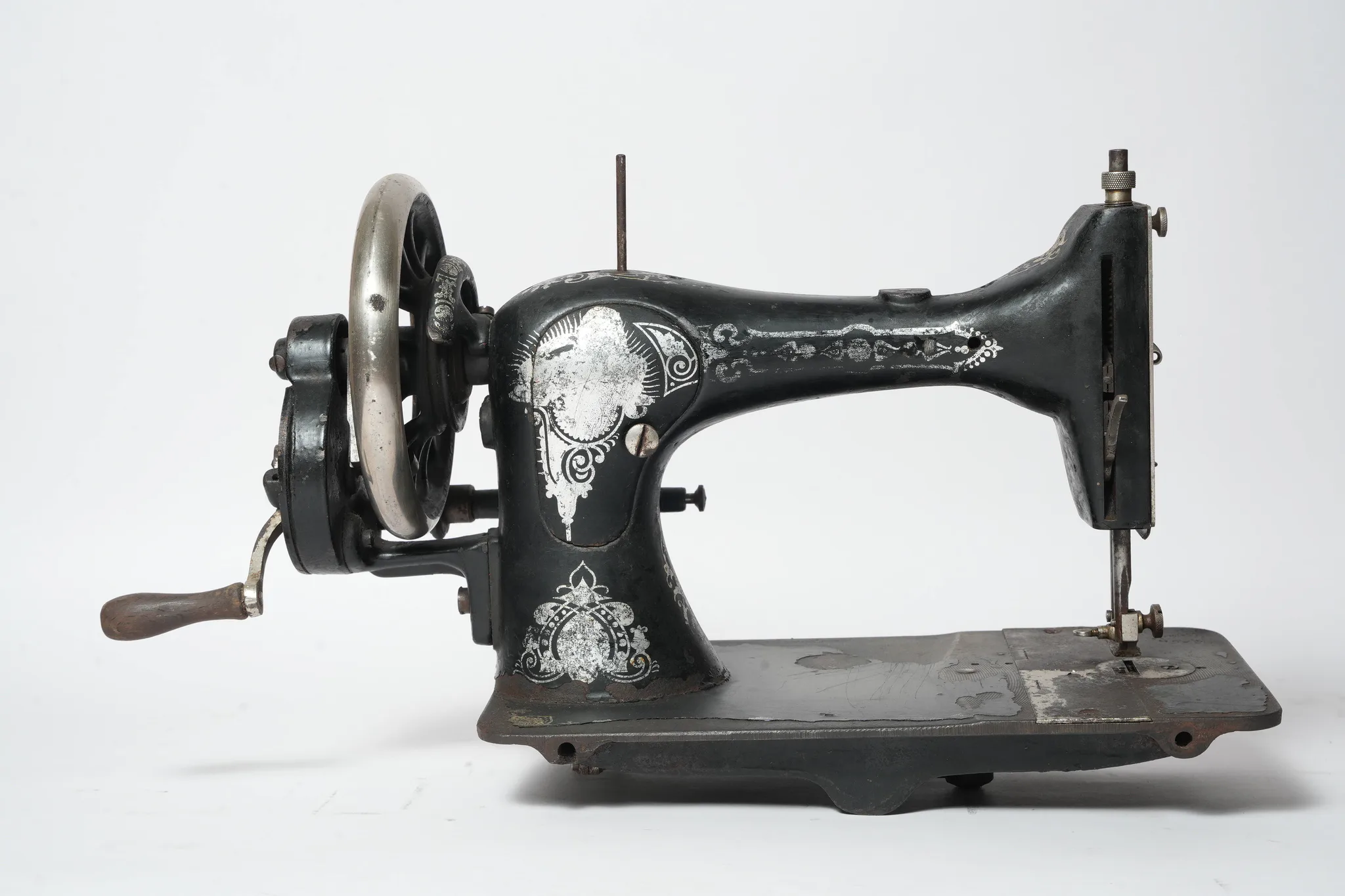 L.O. Dietrich Vesta VS III Hand-Crank Sewing Machine — photograph 1