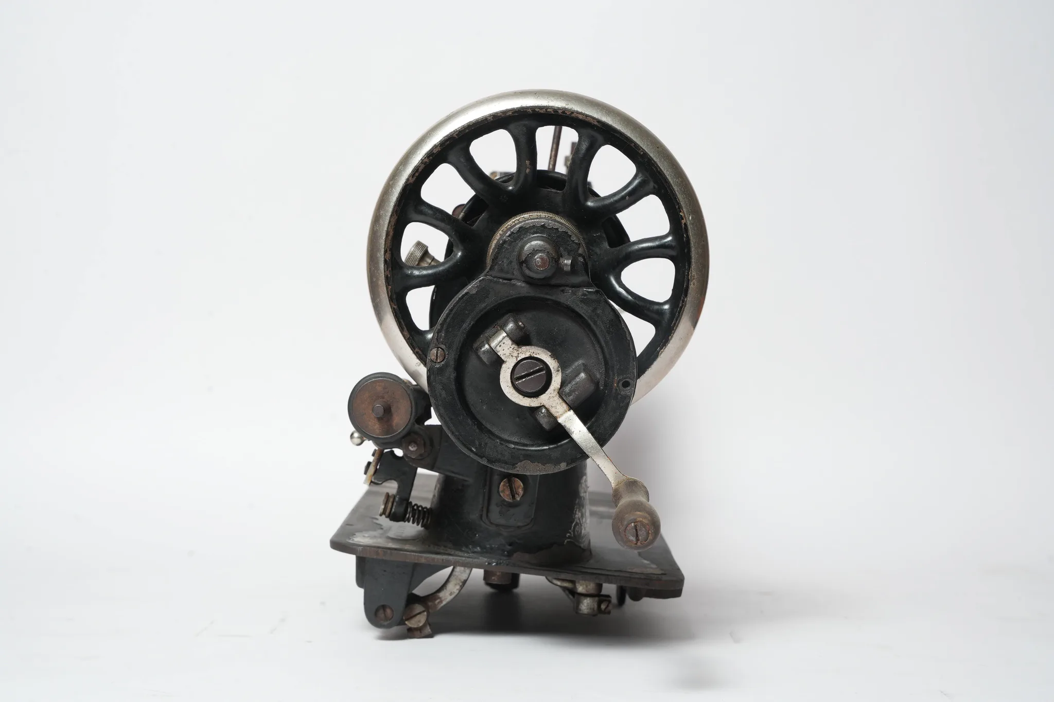L.O. Dietrich Vesta VS III Hand-Crank Sewing Machine — photograph 2