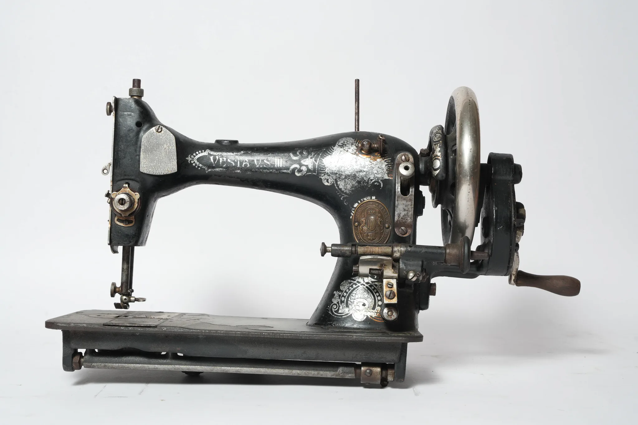 L.O. Dietrich Vesta VS III Hand-Crank Sewing Machine — photograph 3