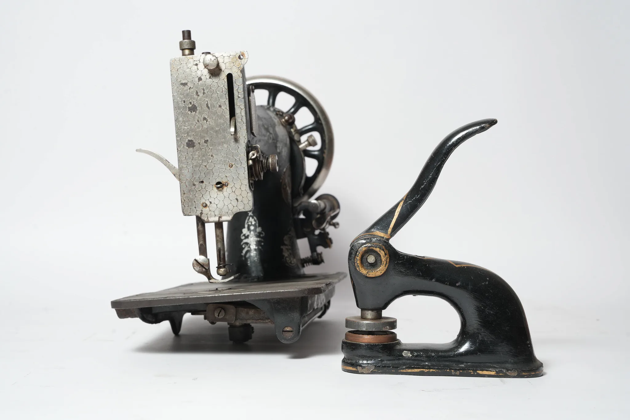 L.O. Dietrich Vesta VS III Hand-Crank Sewing Machine — photograph 5