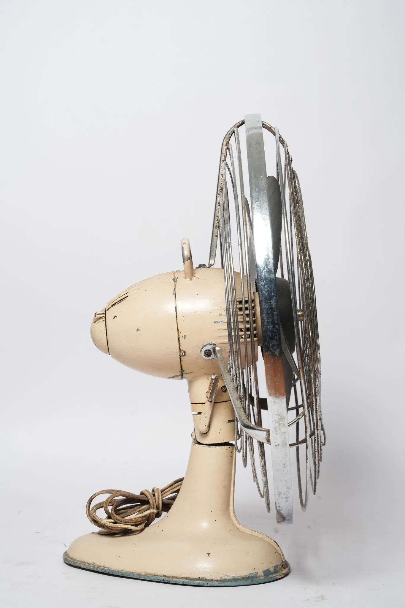 Mid-Century Streamline Electric Desk Fan with Chrome Cage — photograph 2