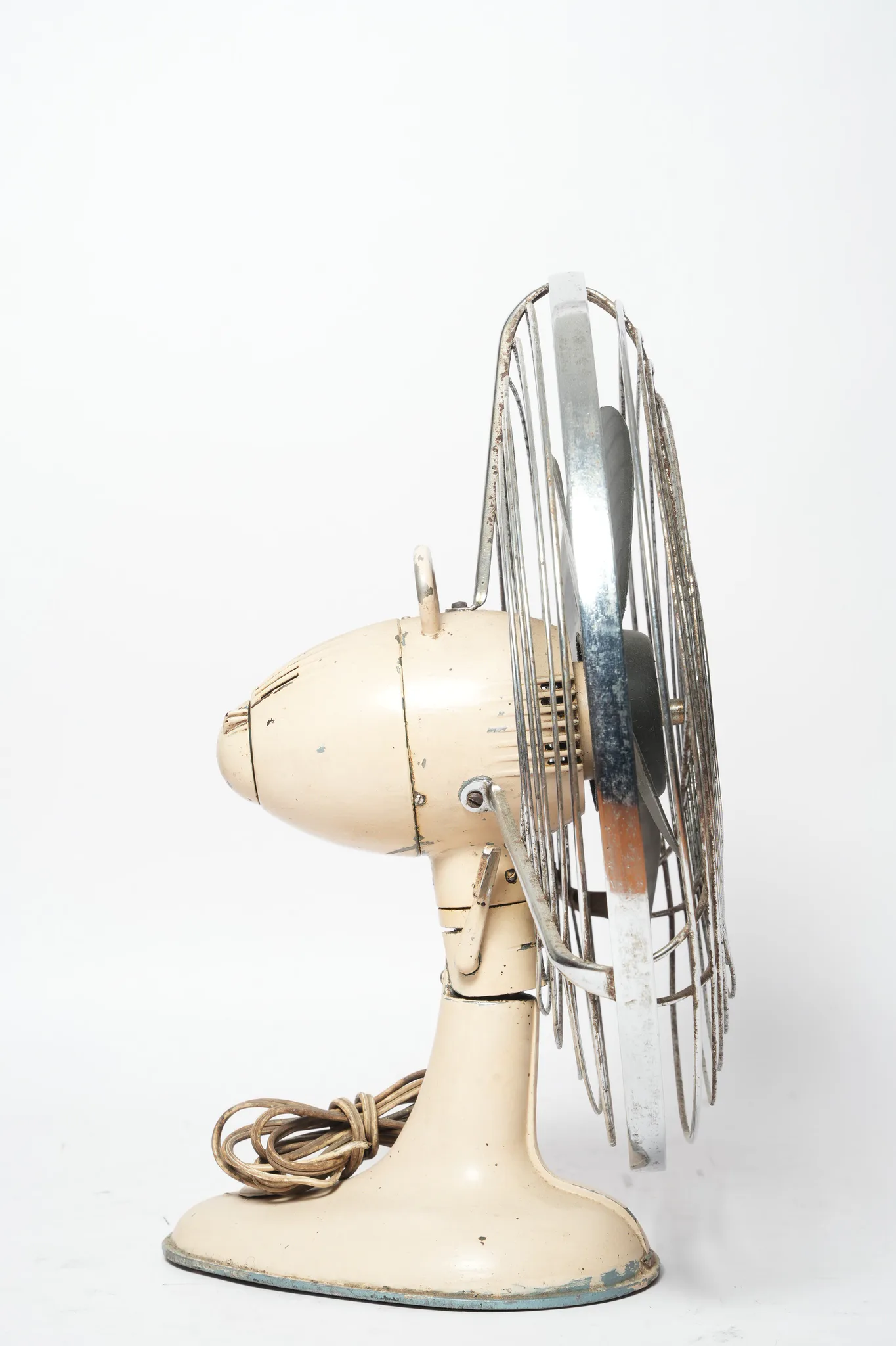 Mid-Century Streamline Electric Desk Fan with Chrome Cage — photograph 3