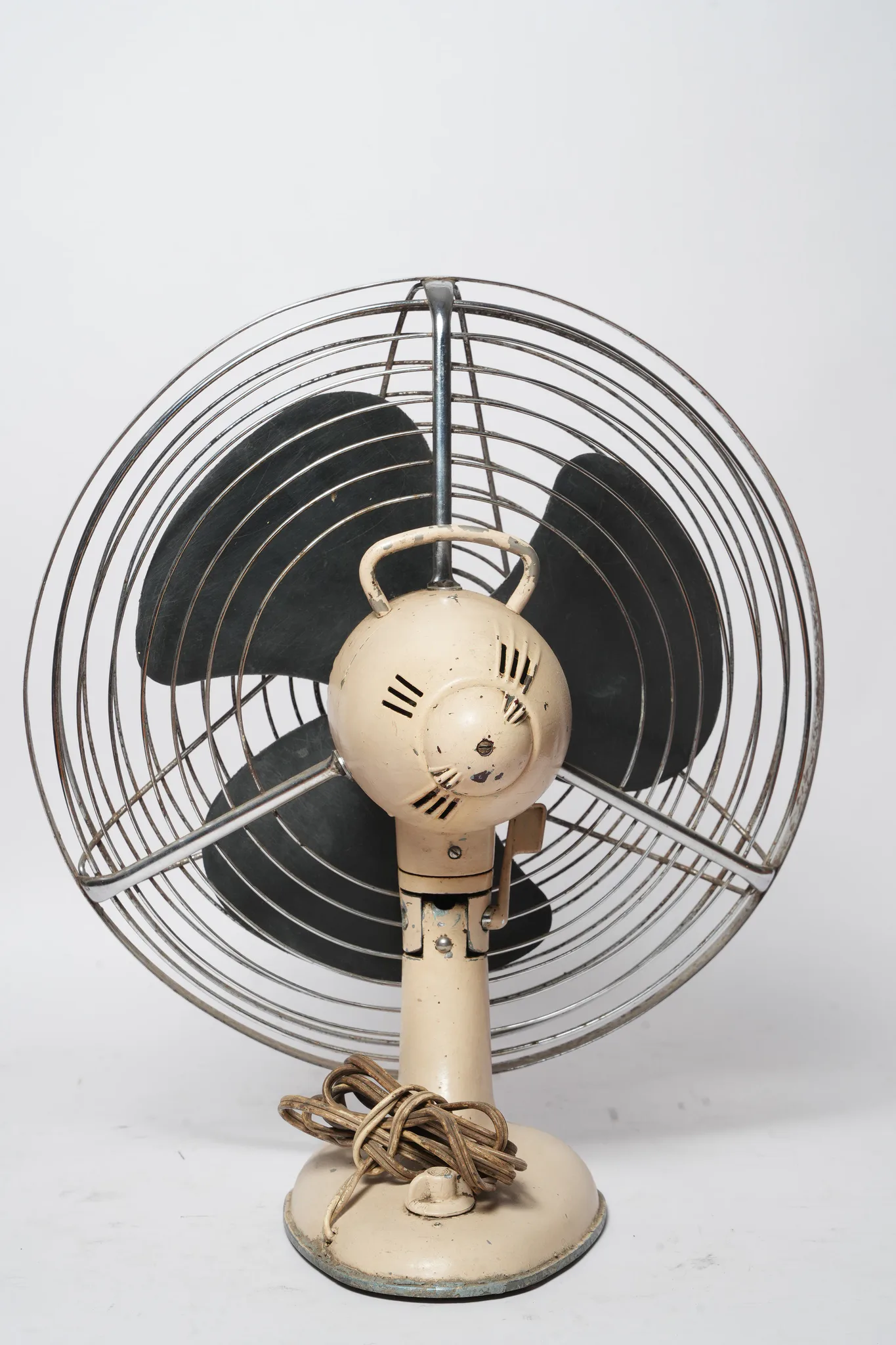 Mid-Century Streamline Electric Desk Fan with Chrome Cage — photograph 4