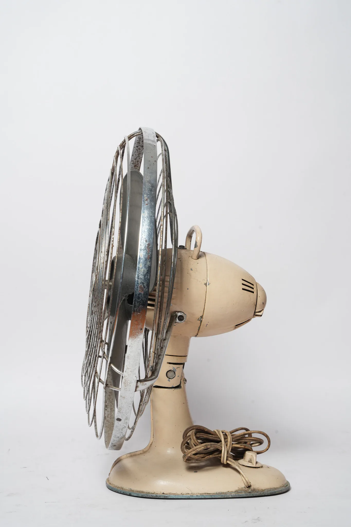 Mid-Century Streamline Electric Desk Fan with Chrome Cage — photograph 5