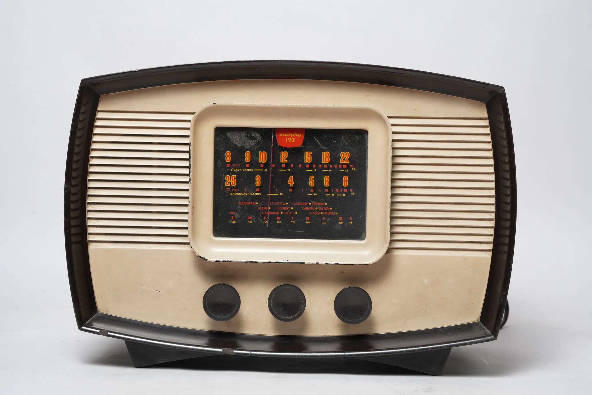 Murphy 192 Bakelite Tabletop Tube Radio — photograph 1