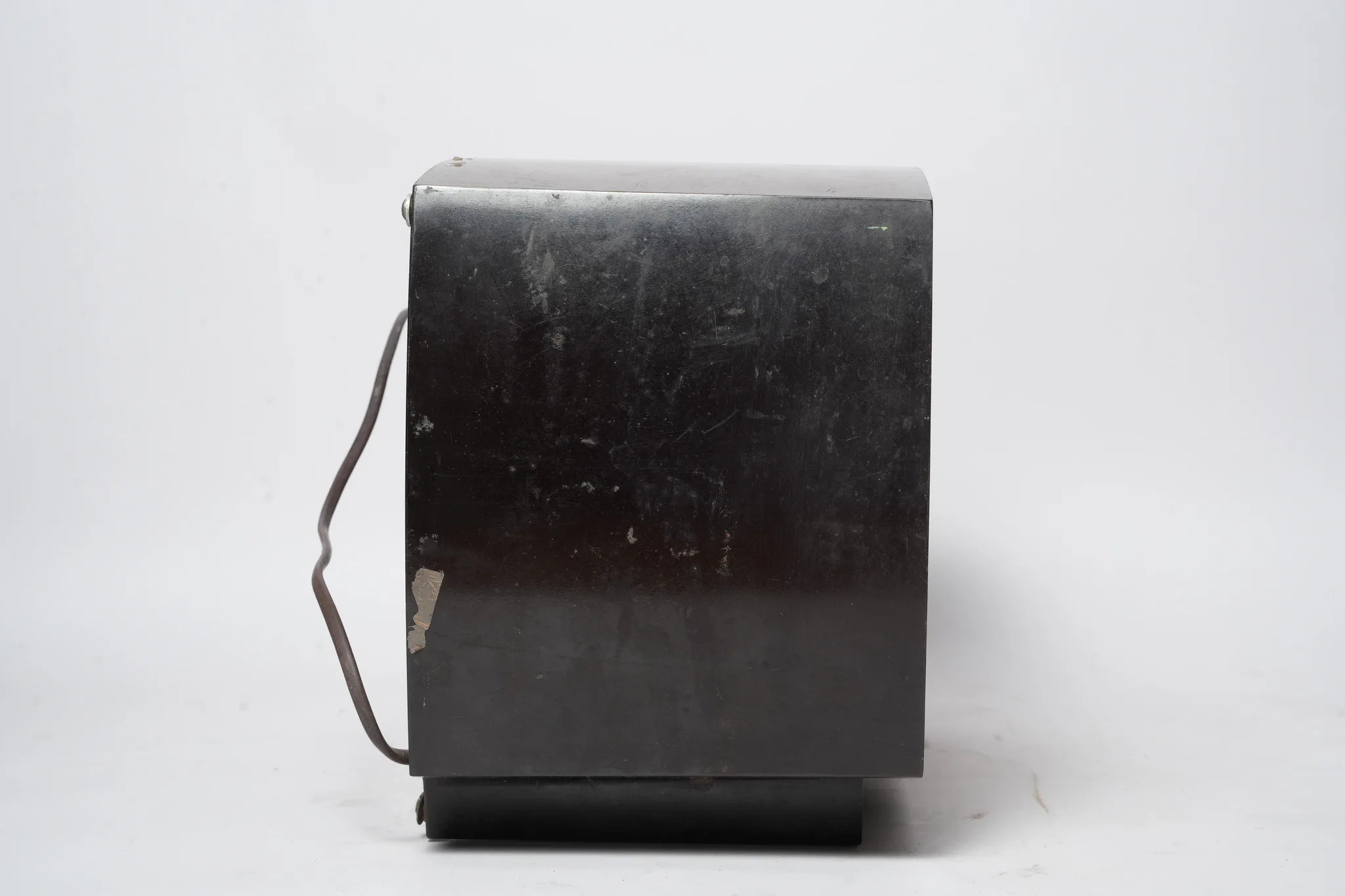 Murphy 192 Bakelite Tabletop Tube Radio — photograph 2