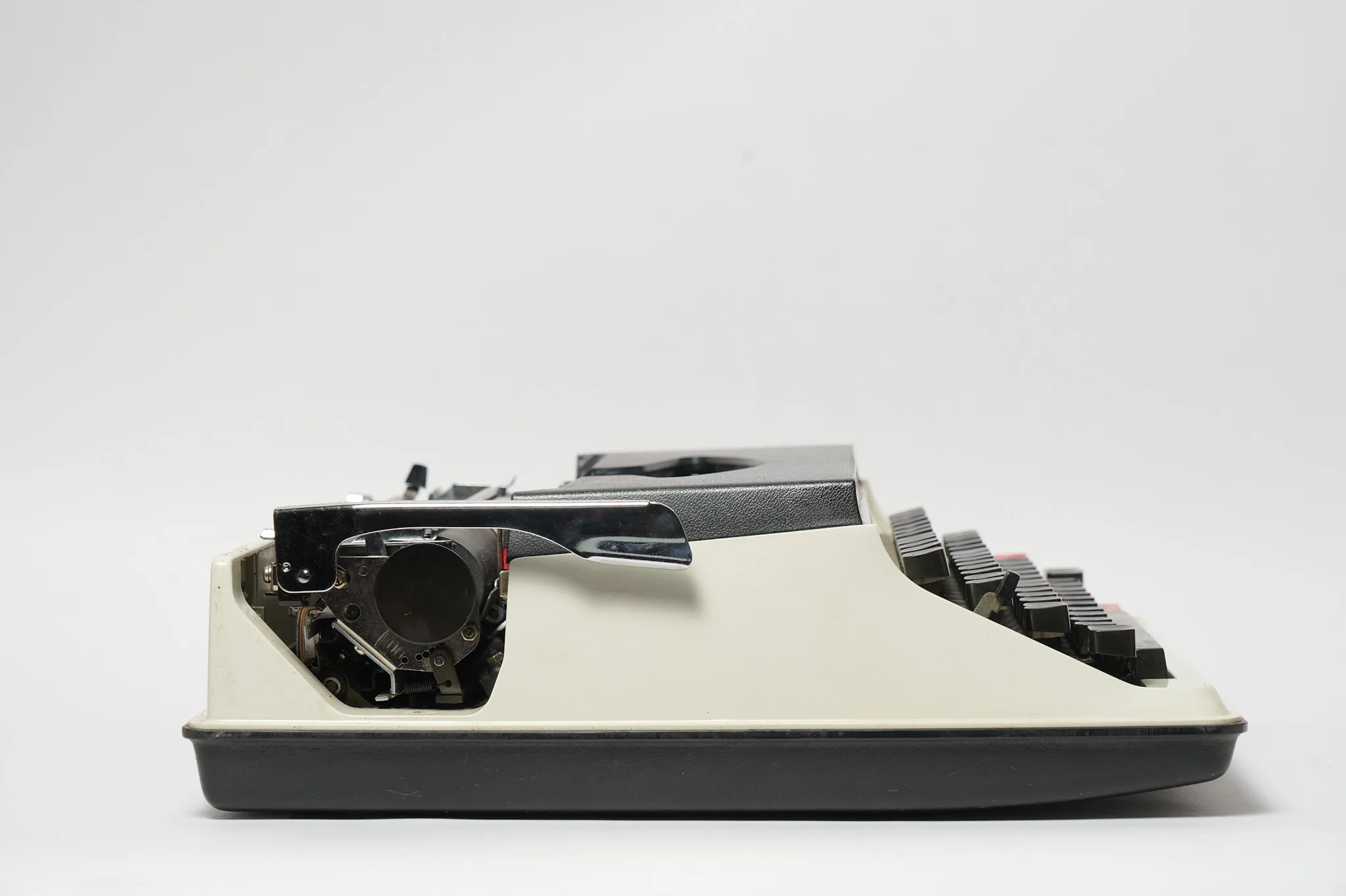 Nakajima All Model 550 Vintage Typewriter with Case — photograph