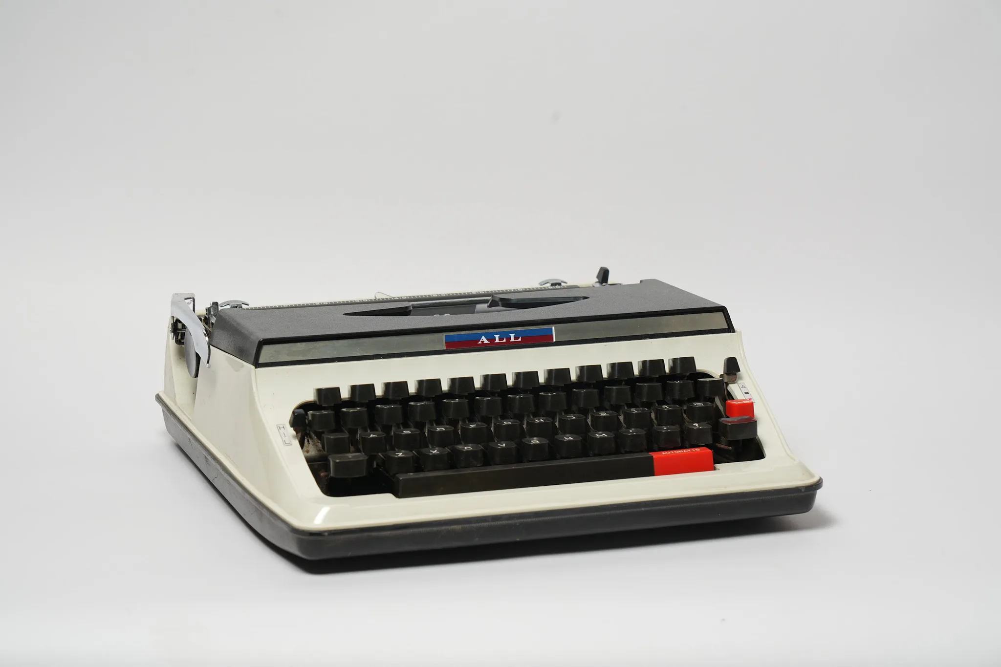 Nakajima All Model 550 Vintage Typewriter with Case — photograph