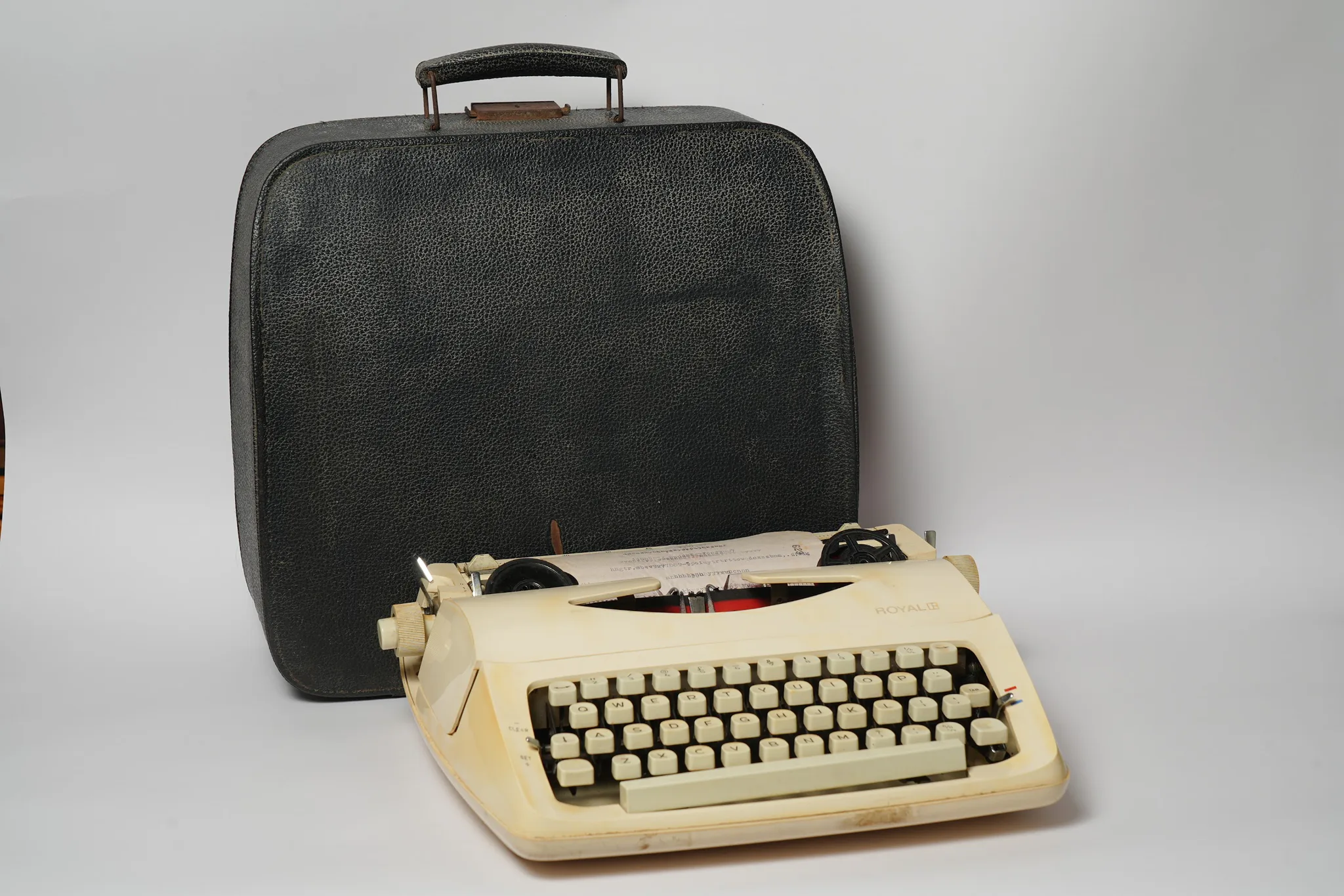 Nakajima All Model 550 Vintage Typewriter with Case — photograph