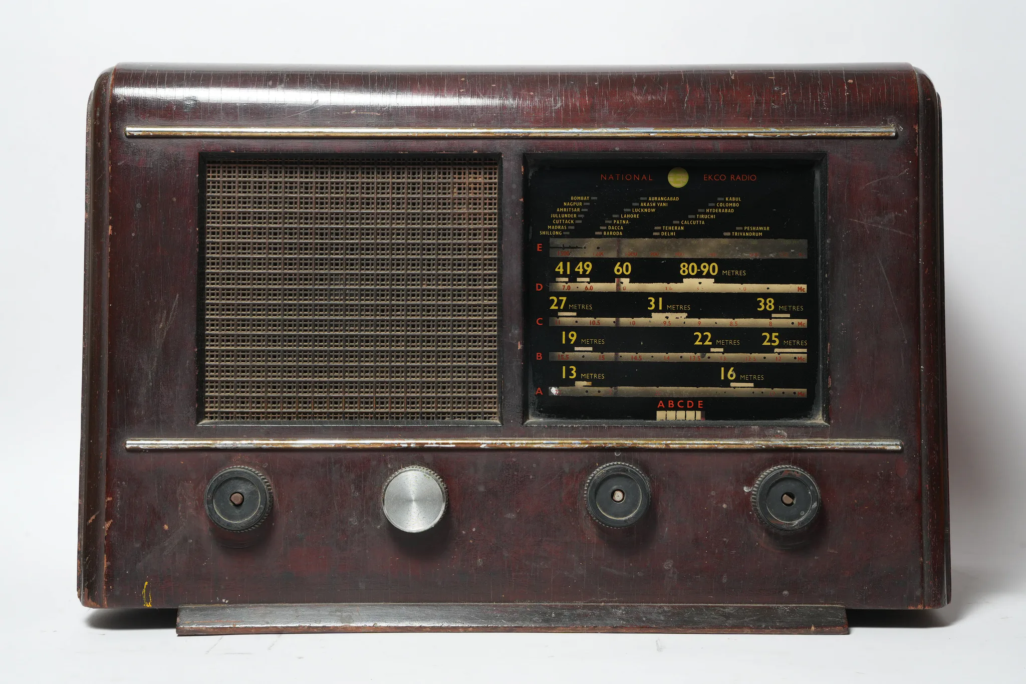 National-Ekco 5-Band Wooden Valve Table Radio — photograph 3