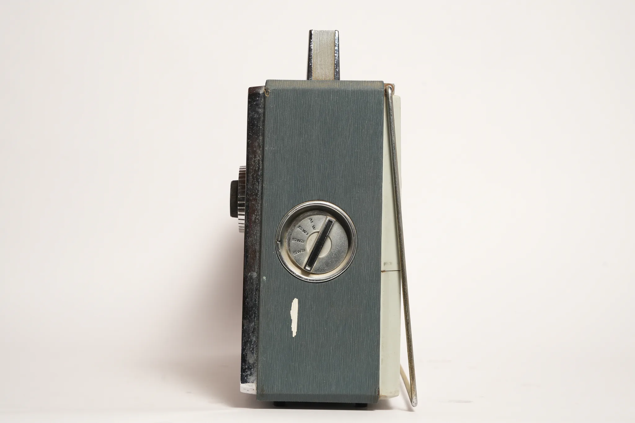 National T-66 4-Band All Transistor Portable Radio — photograph 2