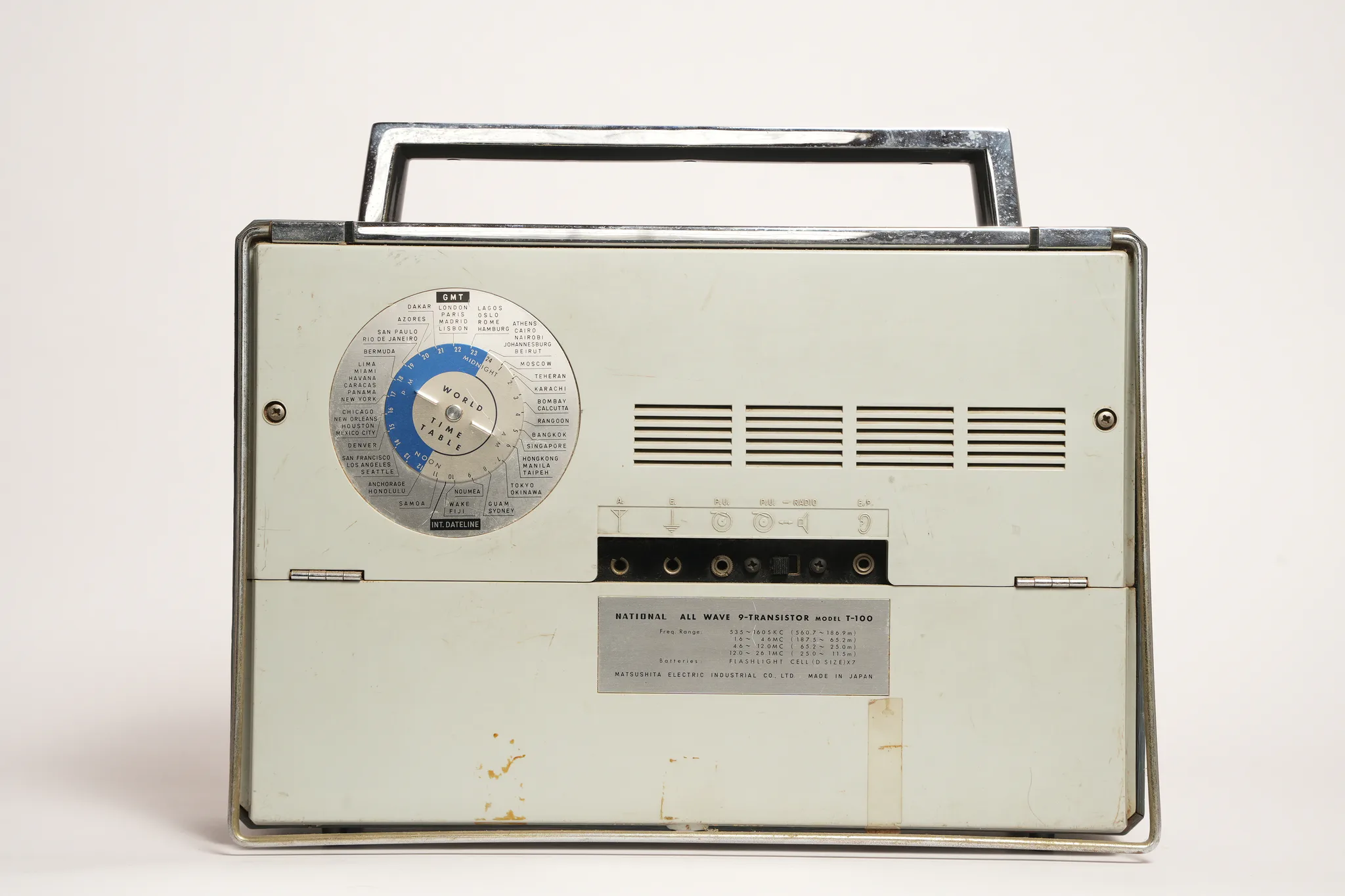 National T-66 4-Band All Transistor Portable Radio — photograph 3