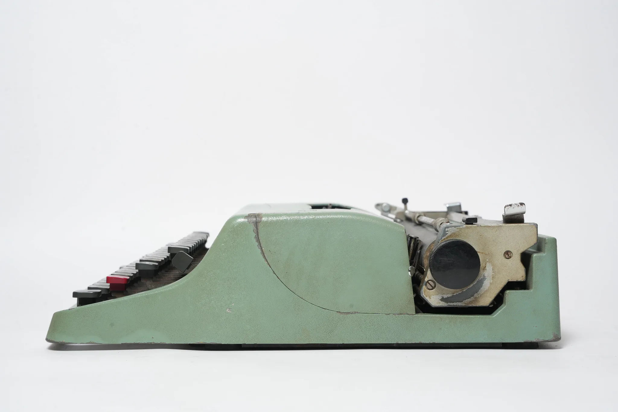 Olivetti Lettera 32 Portable Typewriter — photograph 1