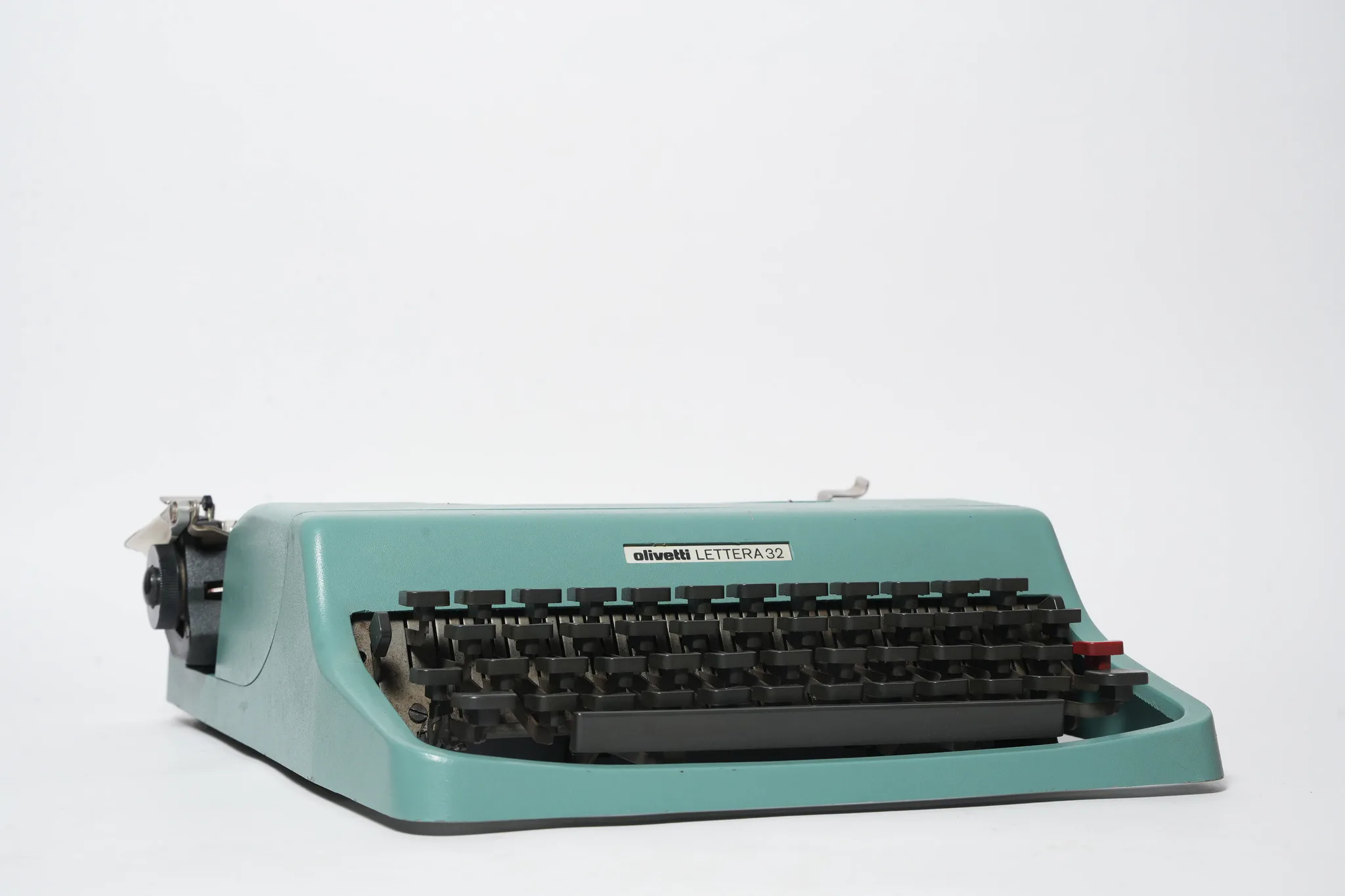 Olivetti Lettera 32 Portable Typewriter — photograph 2