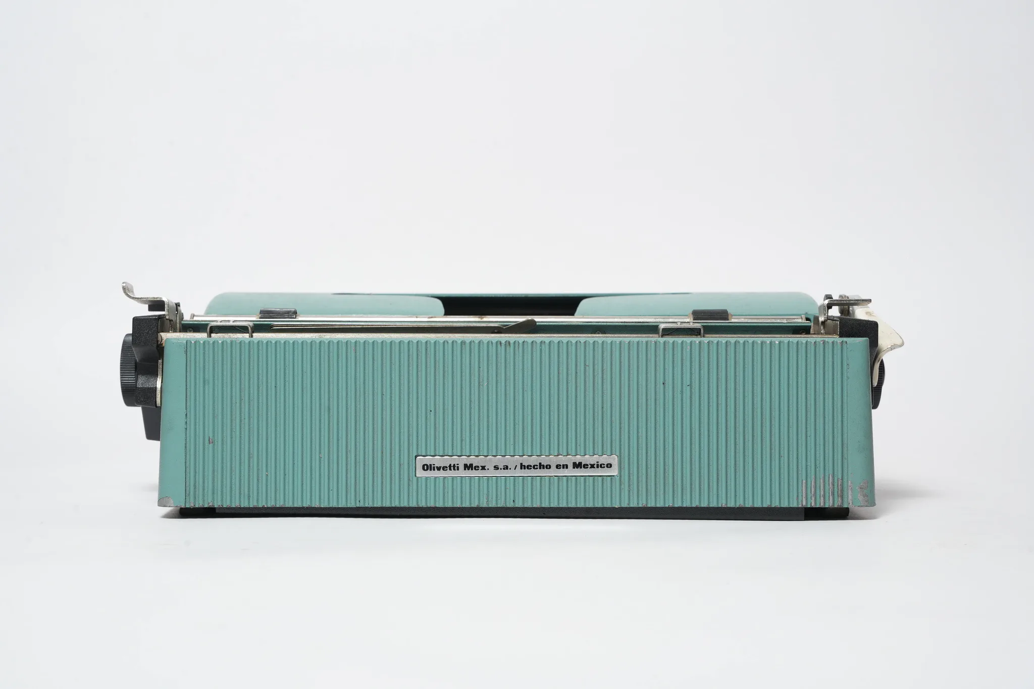 Olivetti Lettera 32 Portable Typewriter — photograph 4