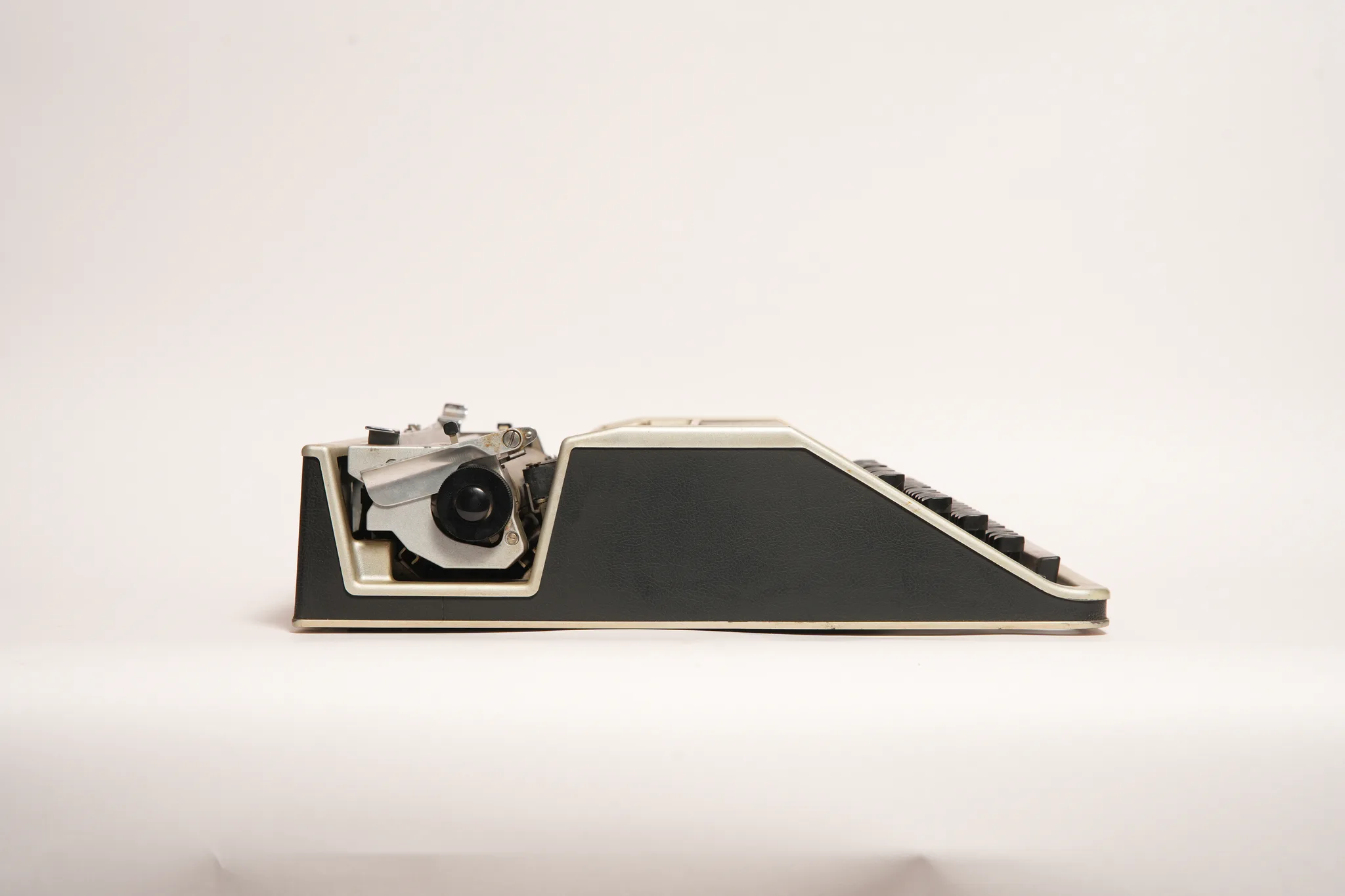 Olivetti Lettera DL Vintage Designer Typewriter — photograph