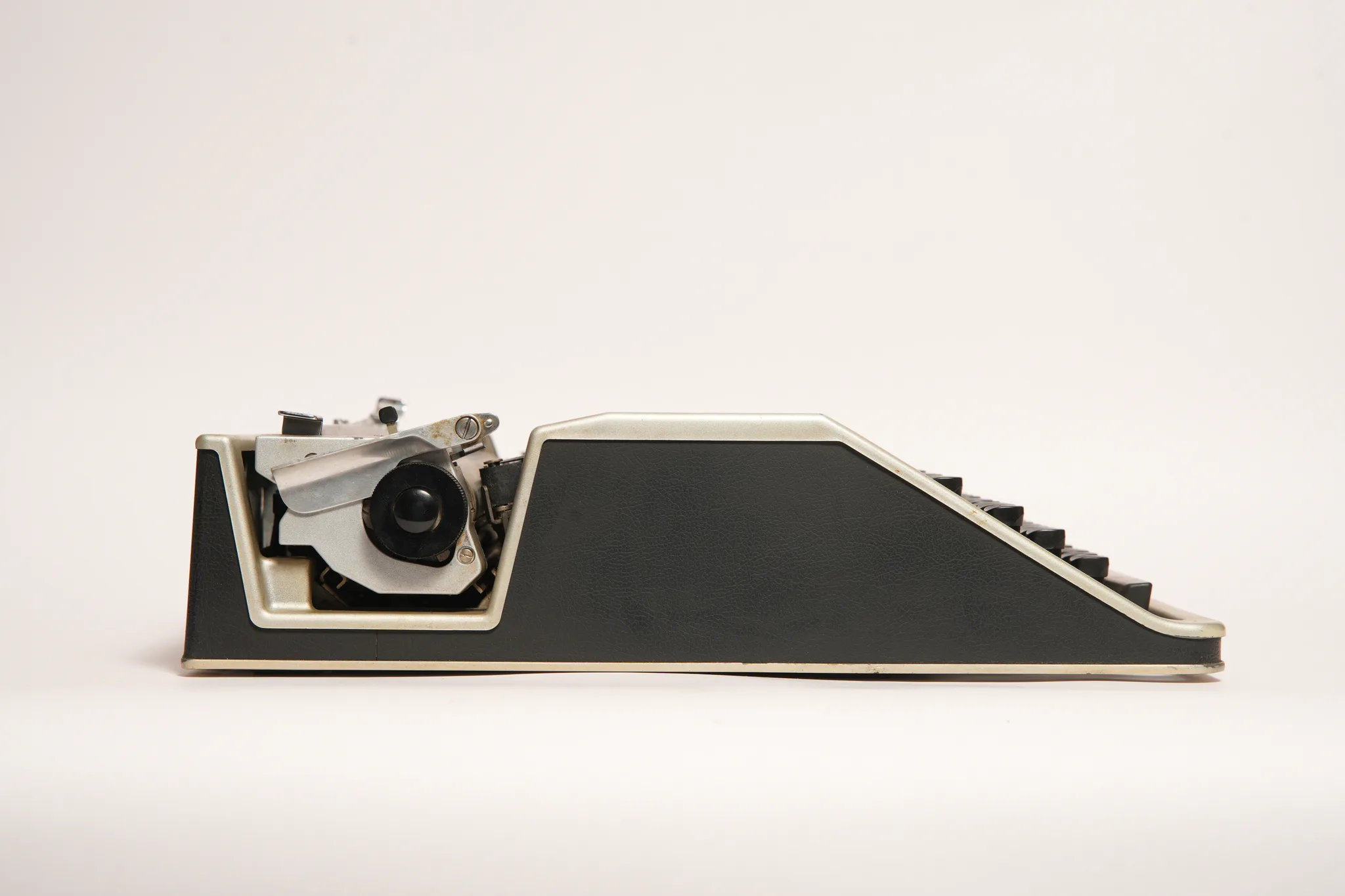 Olivetti Lettera DL Vintage Designer Typewriter — photograph