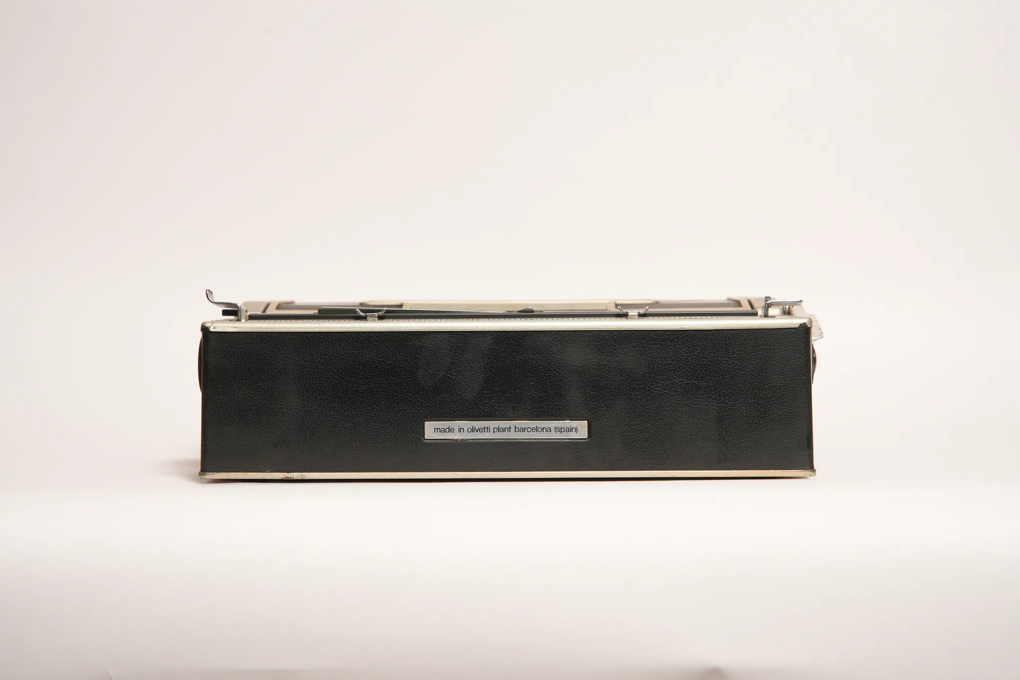 Olivetti Lettera DL Vintage Designer Typewriter — photograph
