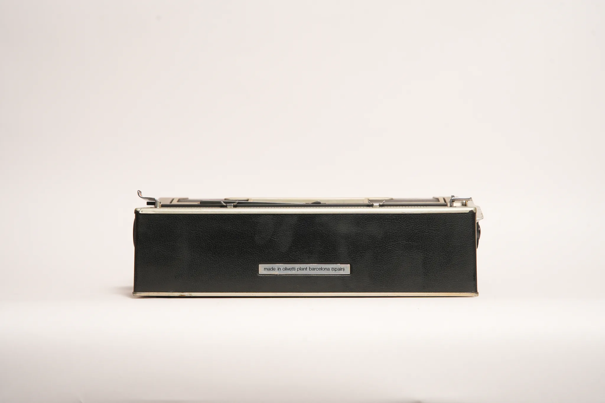 Olivetti Lettera DL Vintage Designer Typewriter — photograph