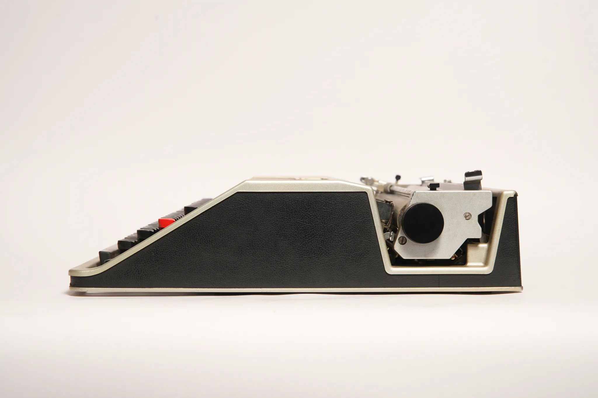 Olivetti Lettera DL Vintage Designer Typewriter — photograph