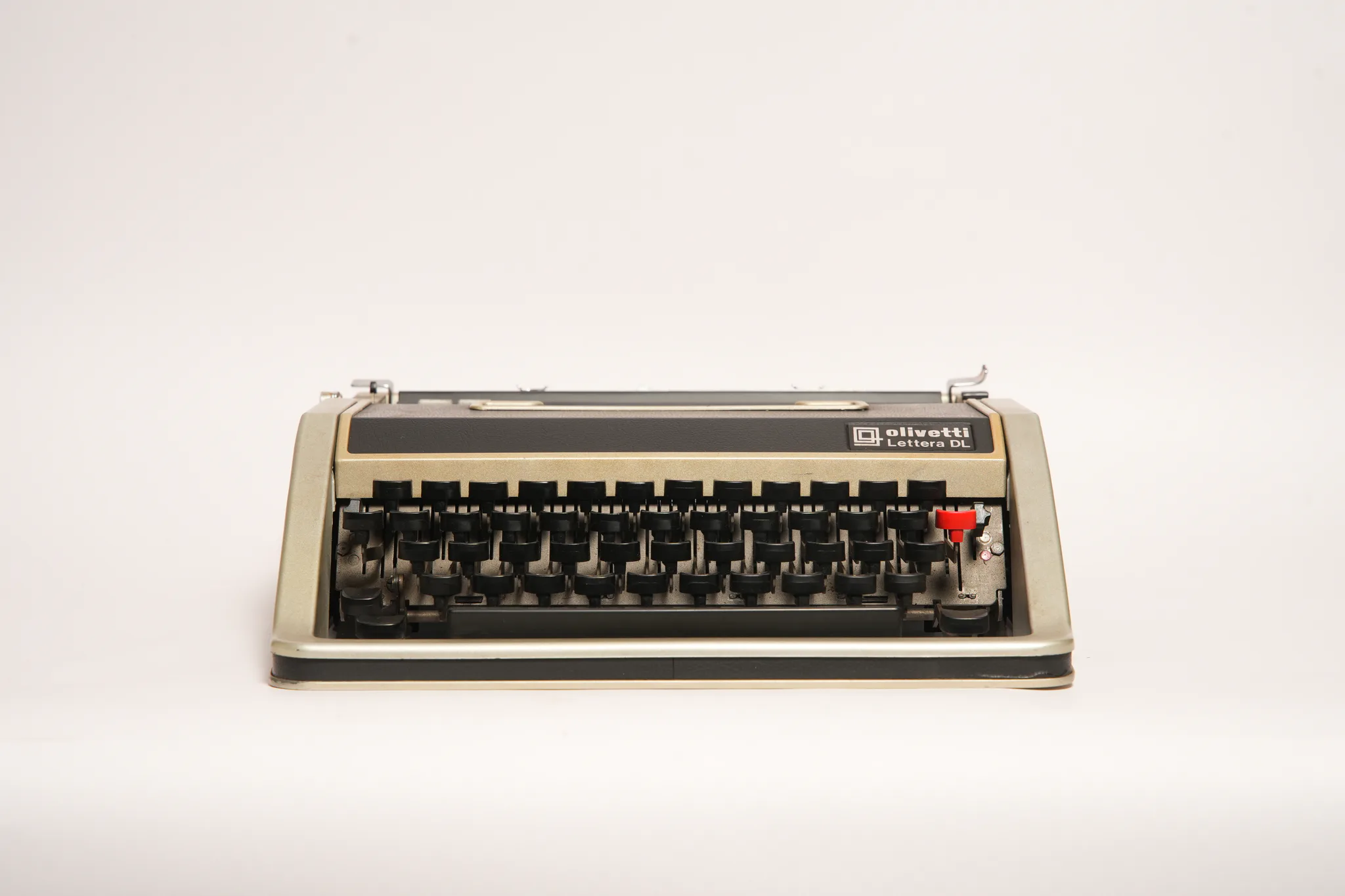 Olivetti Lettera DL Vintage Designer Typewriter — photograph