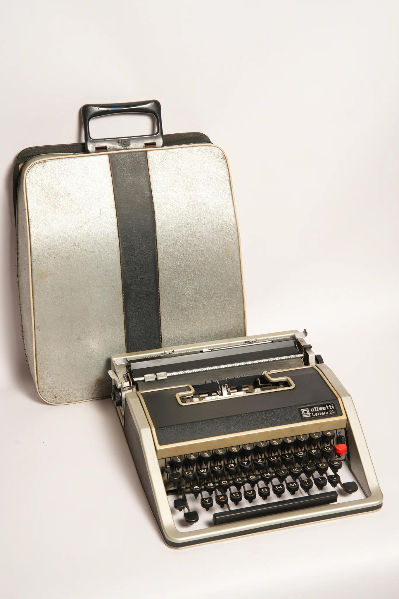 Olivetti Lettera DL Vintage Designer Typewriter — photograph