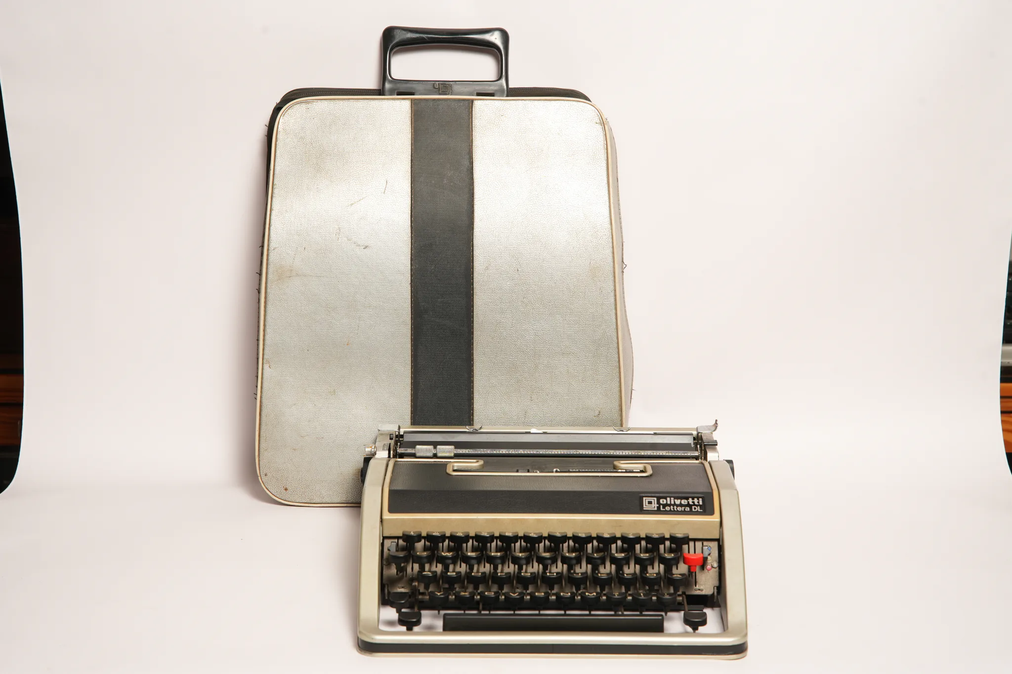 Olivetti Lettera DL Vintage Designer Typewriter — photograph