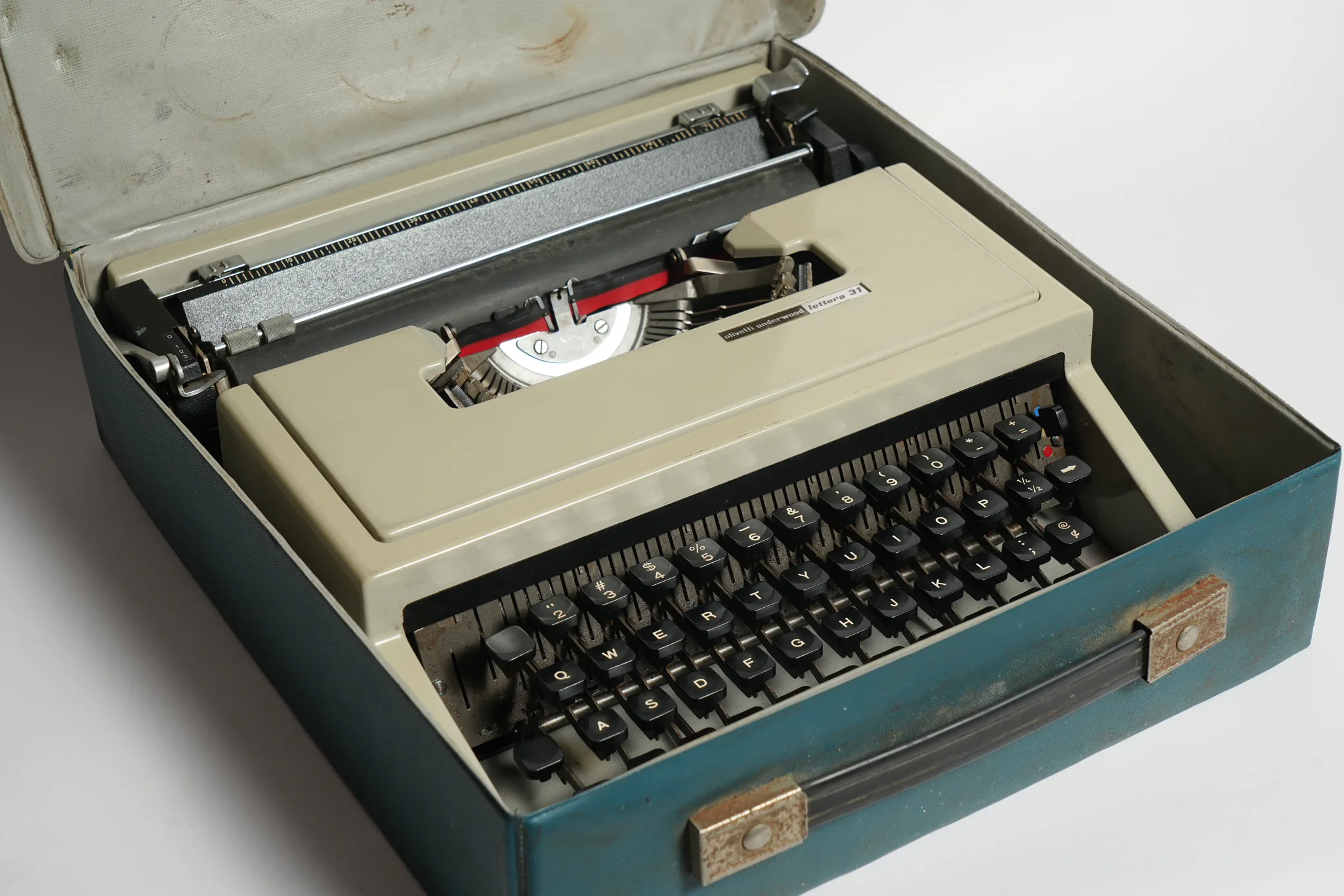 Olivetti Underwood Lettera 31 Portable Typewriter — photograph