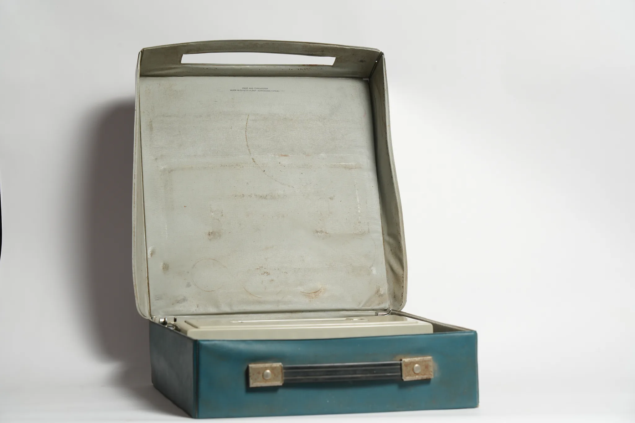 Olivetti Underwood Lettera 31 Portable Typewriter — photograph
