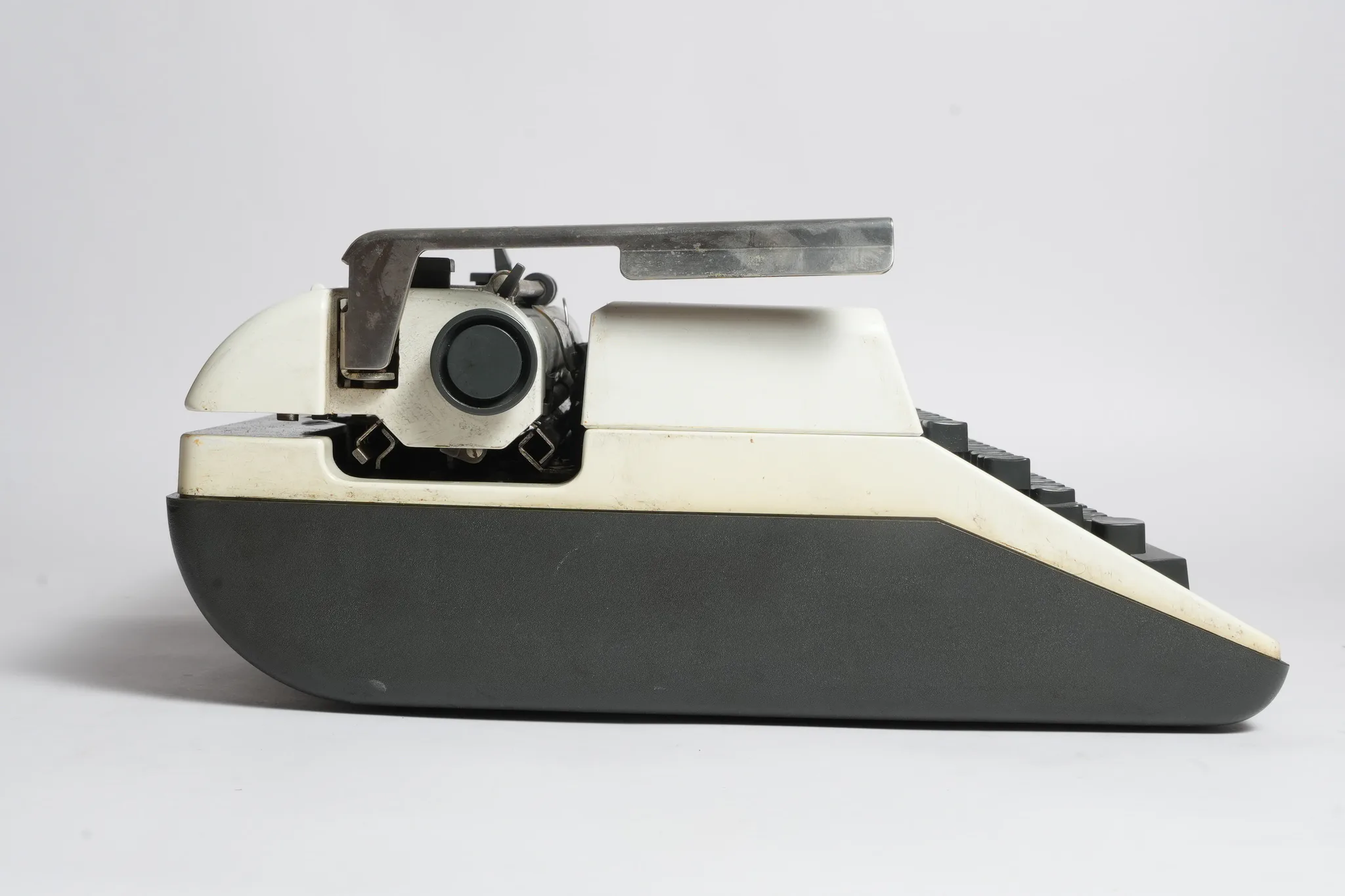 Olympia Monica S Portable Manual Typewriter — photograph 3