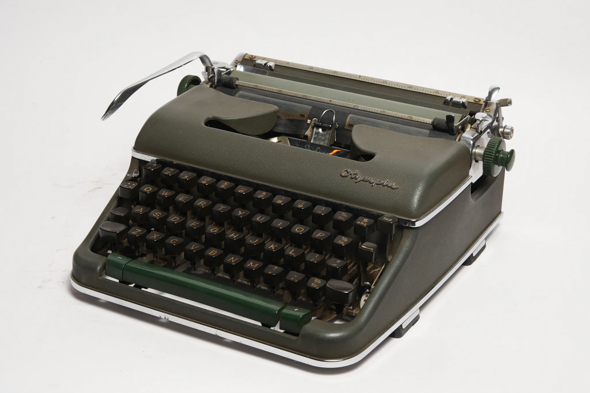 Olympia SM3 De Luxe Portable Typewriter with Carrying Case — photograph